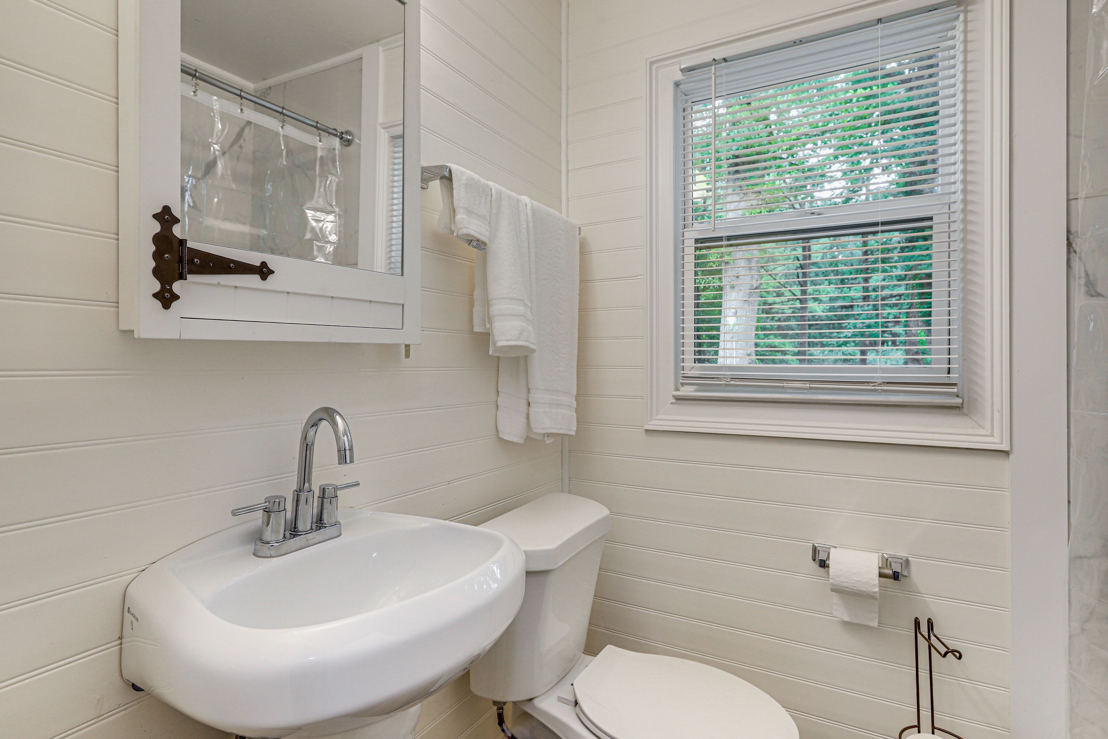 Full Bathroom | Towels Provided