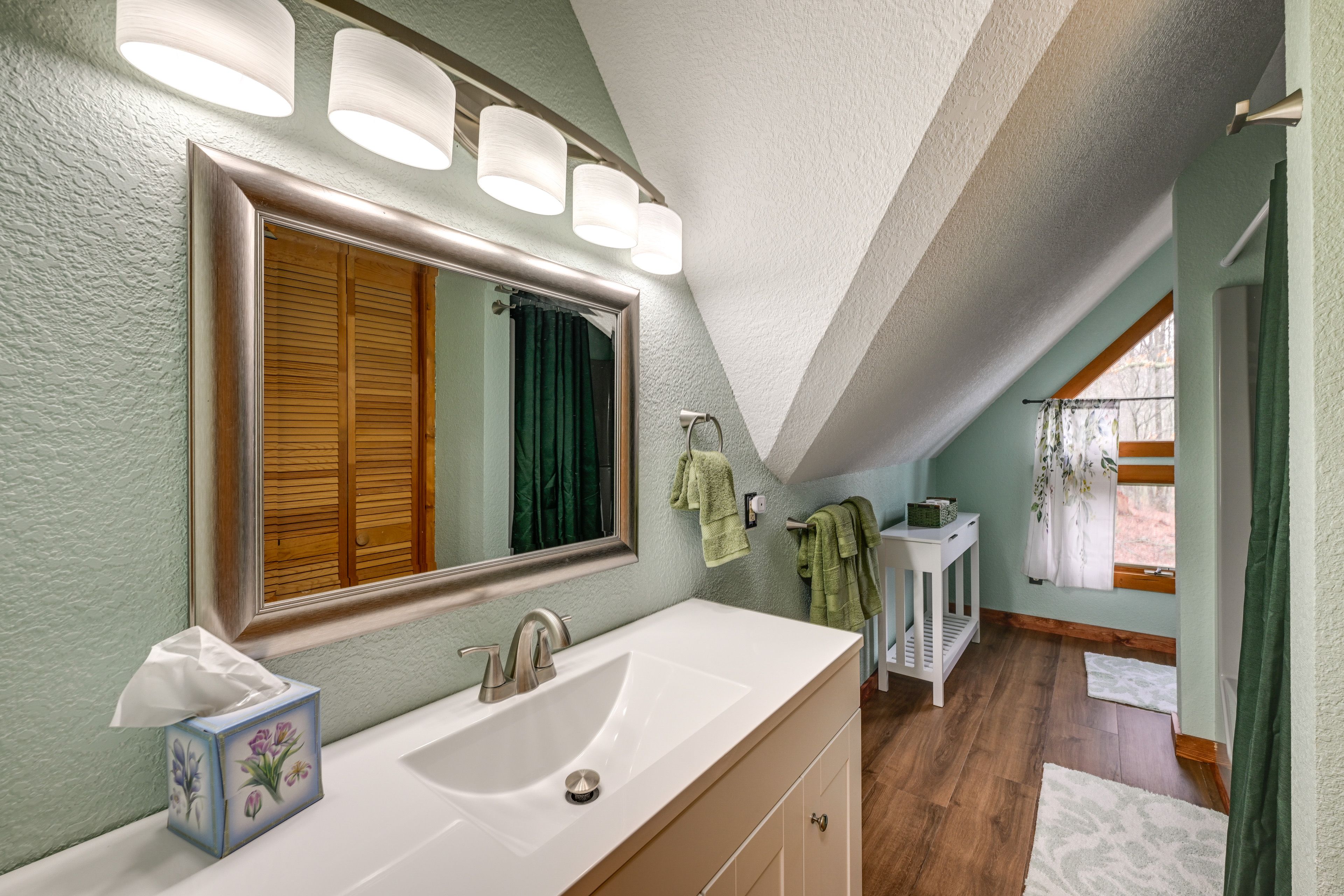 Full Bathroom | Complimentary Toiletries | Upper Level