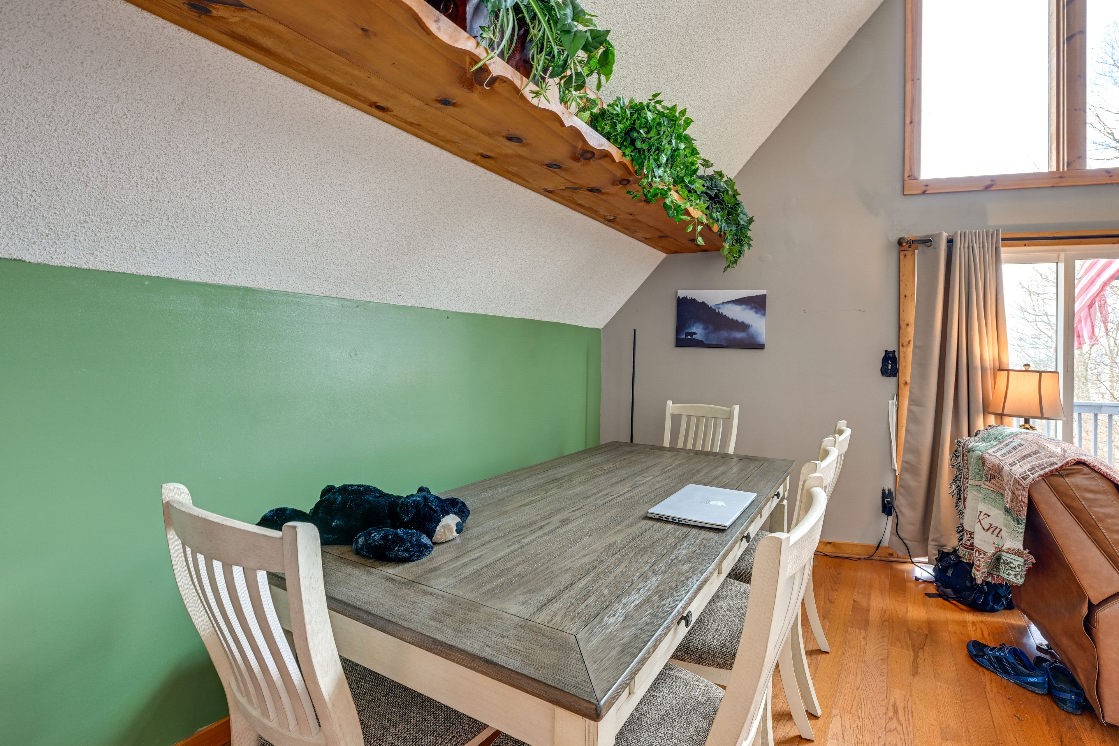 Dining Table | Dishware/Flatware | Main Level