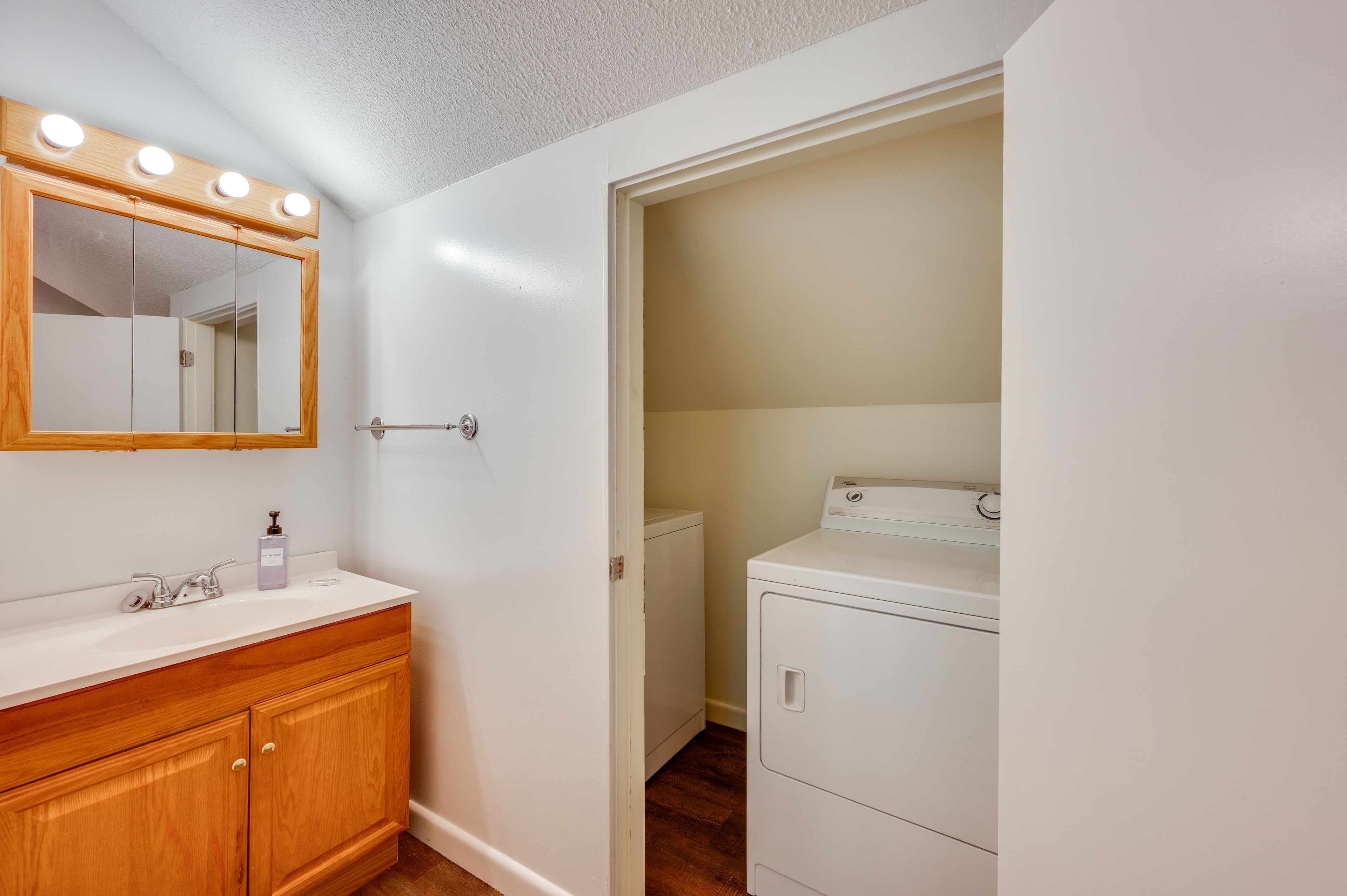 Full Bathroom | 1st Floor | Washer & Dryer