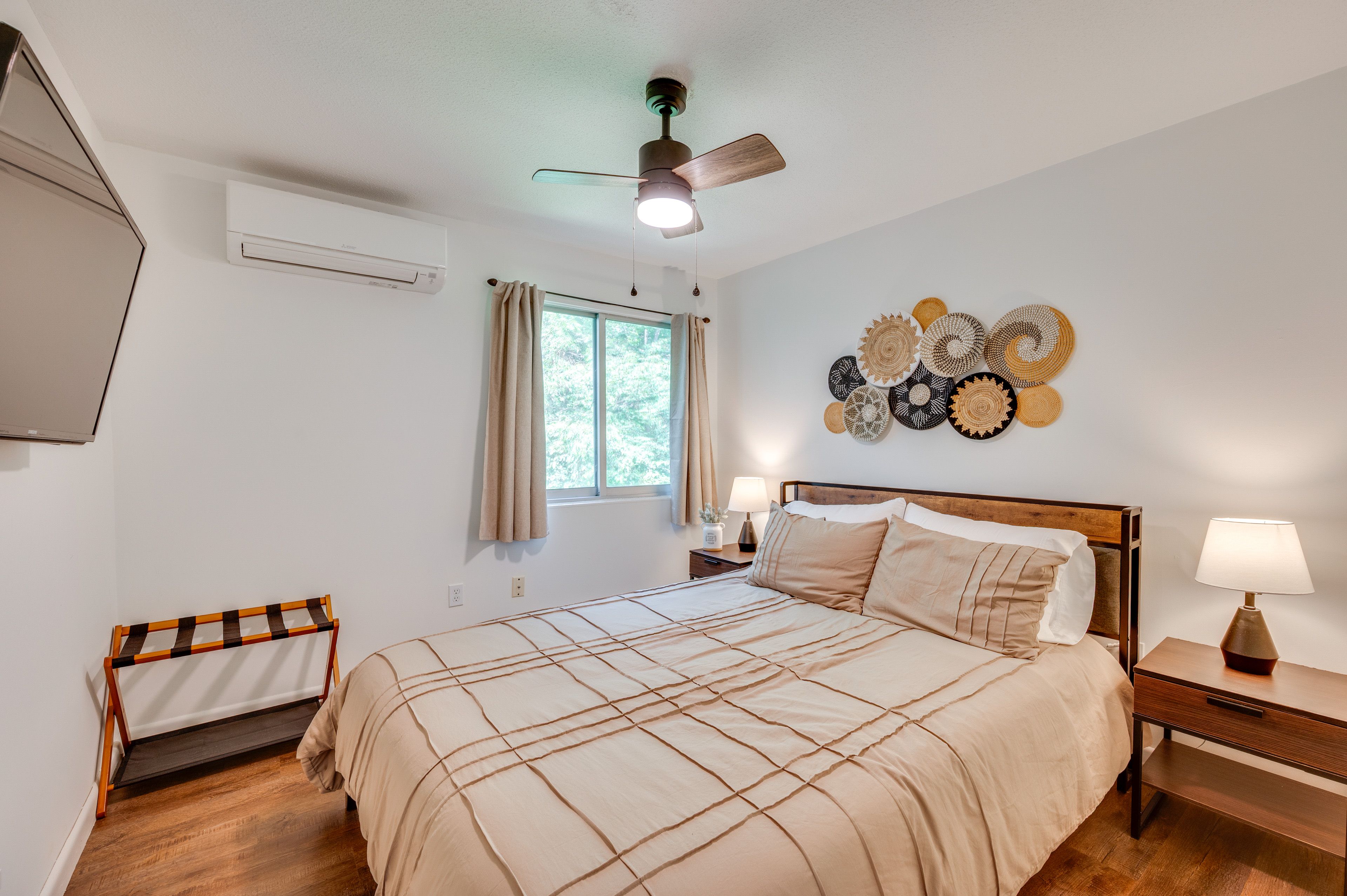 Bedroom 1 | Queen Bed | 1st Floor