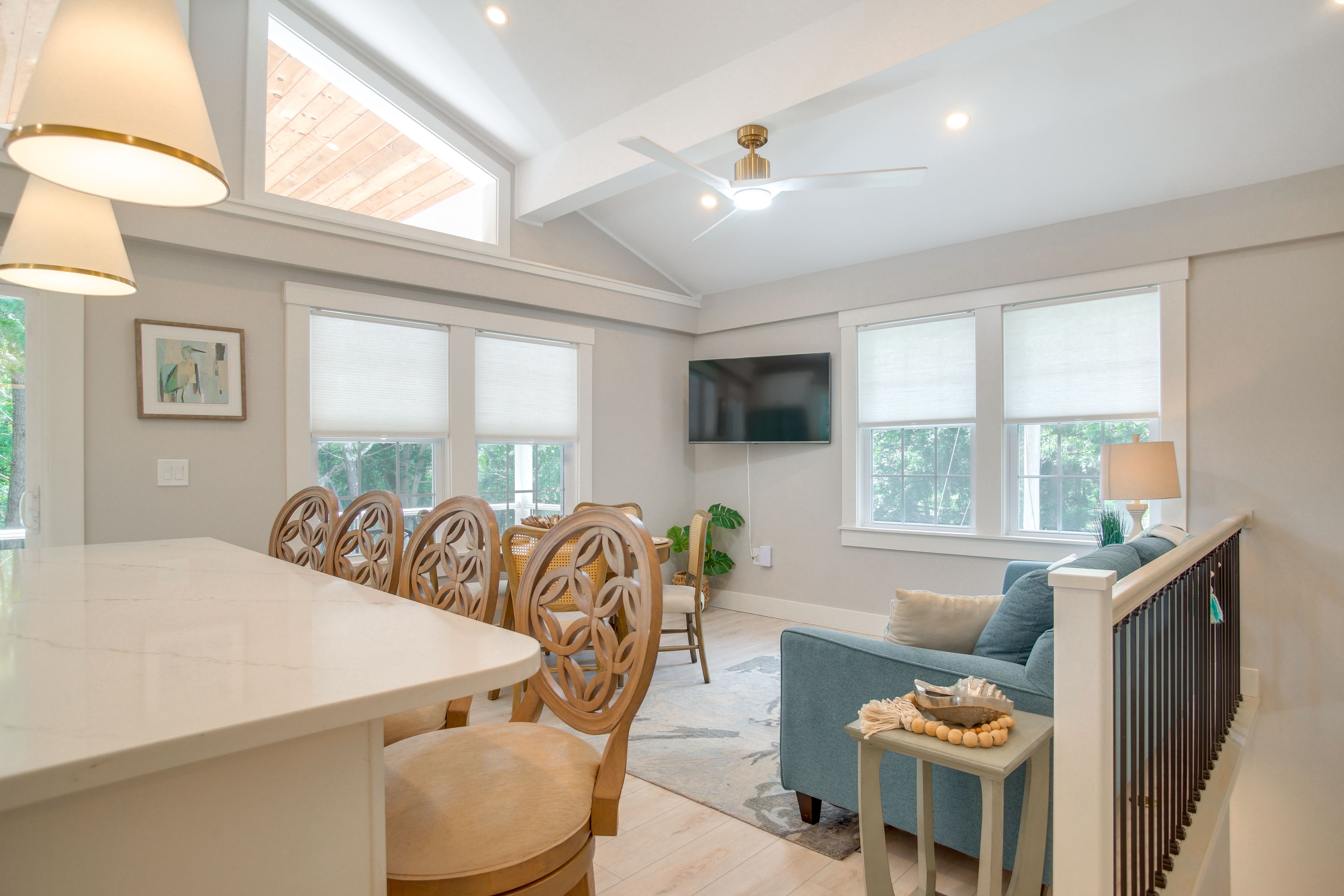 Living Room | Smart TV | Free WiFi | Central Air Conditioning/Heat