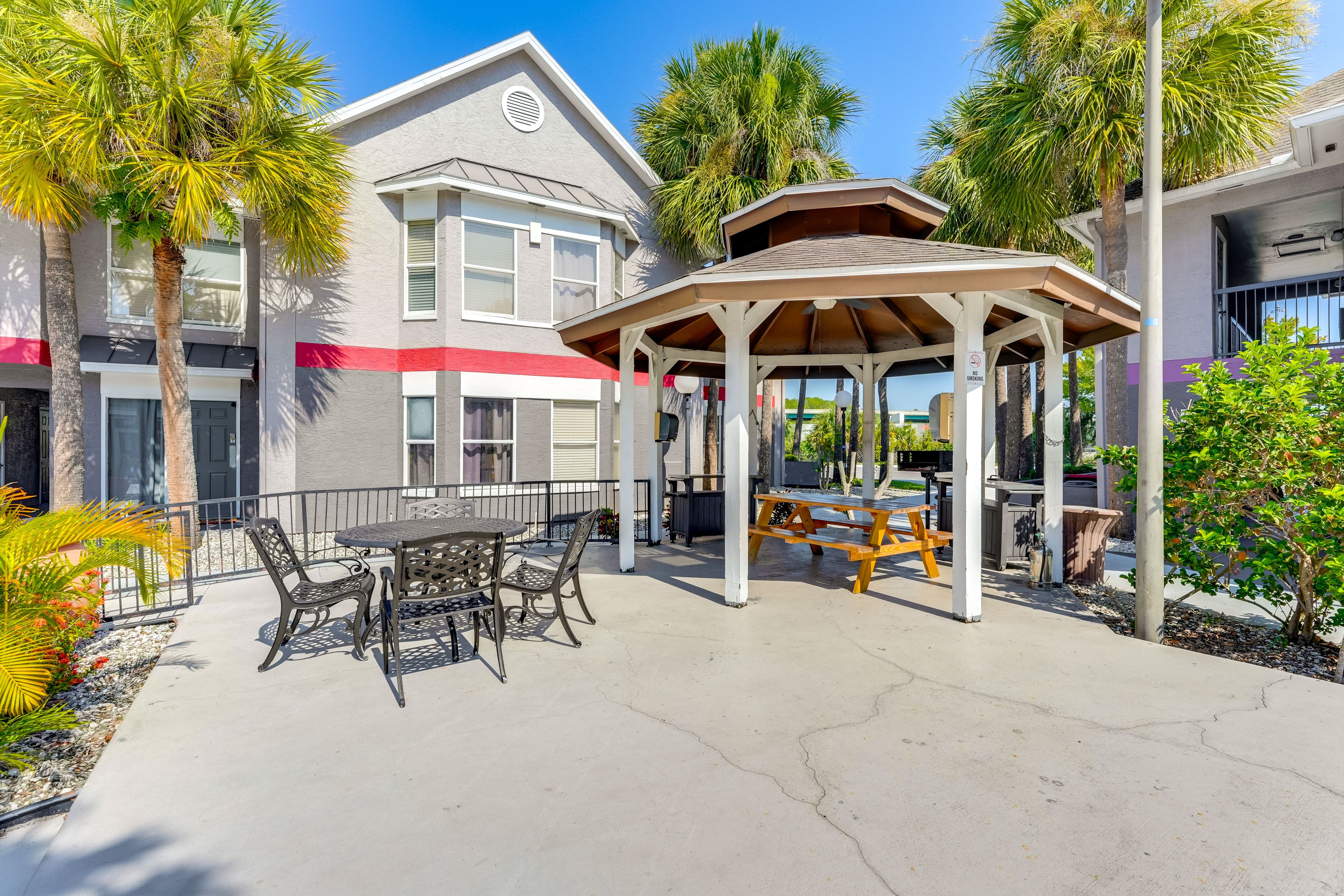 Parkway Palms Resort | Community Picnic Area