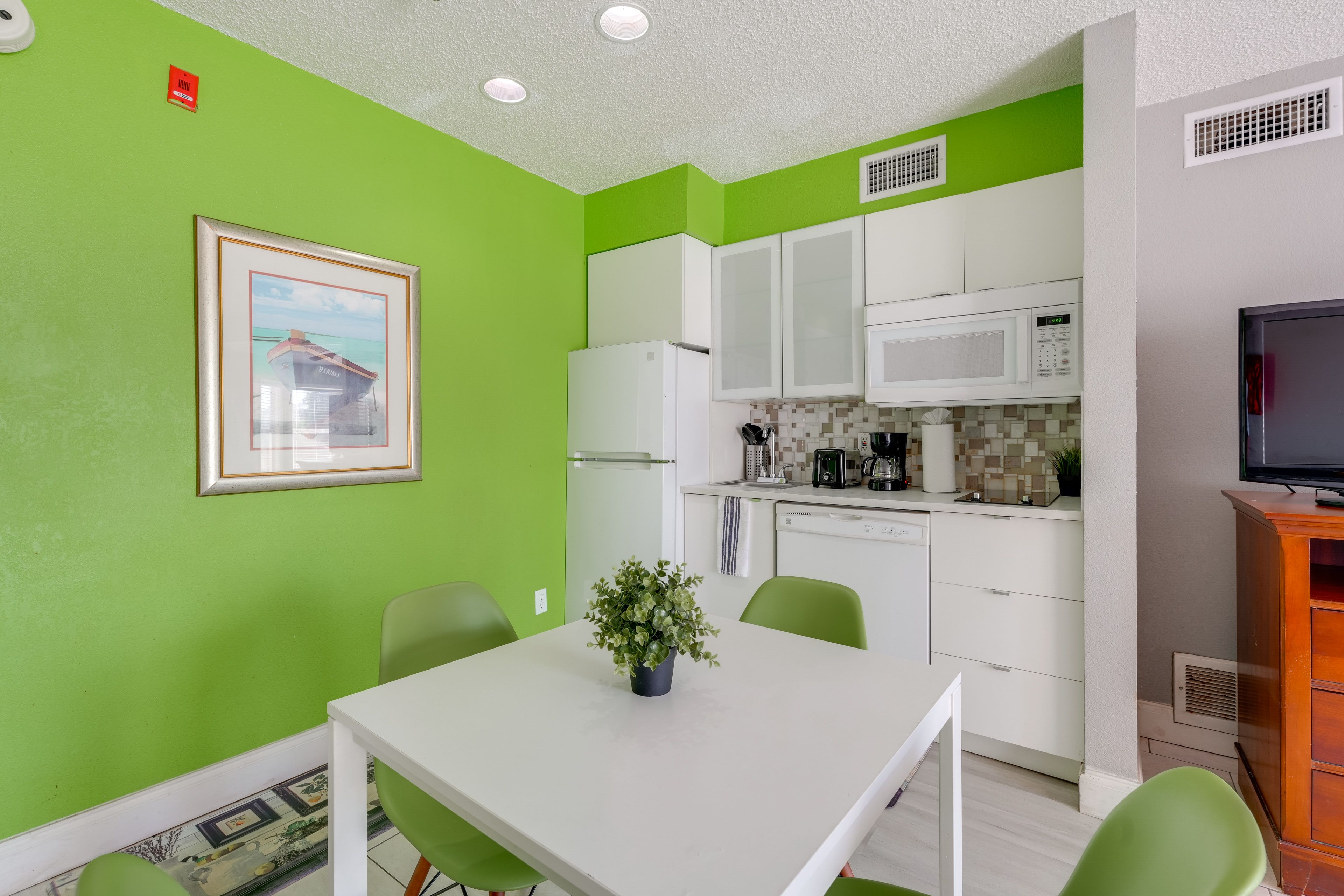 Dining Area | Dishware/Flatware