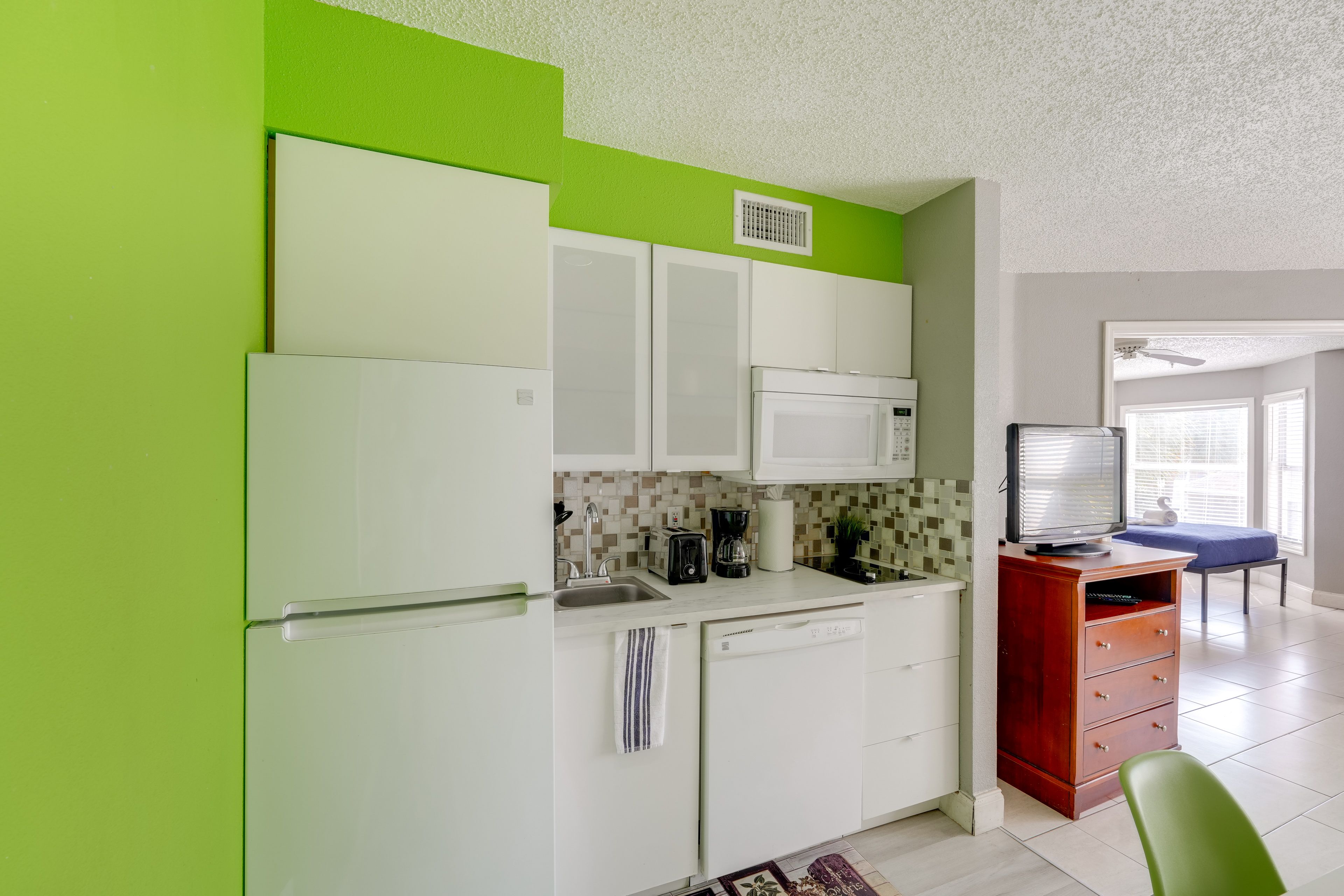 Kitchenette | Cooking Basics | Drip Coffee Maker | Toaster | Microwave