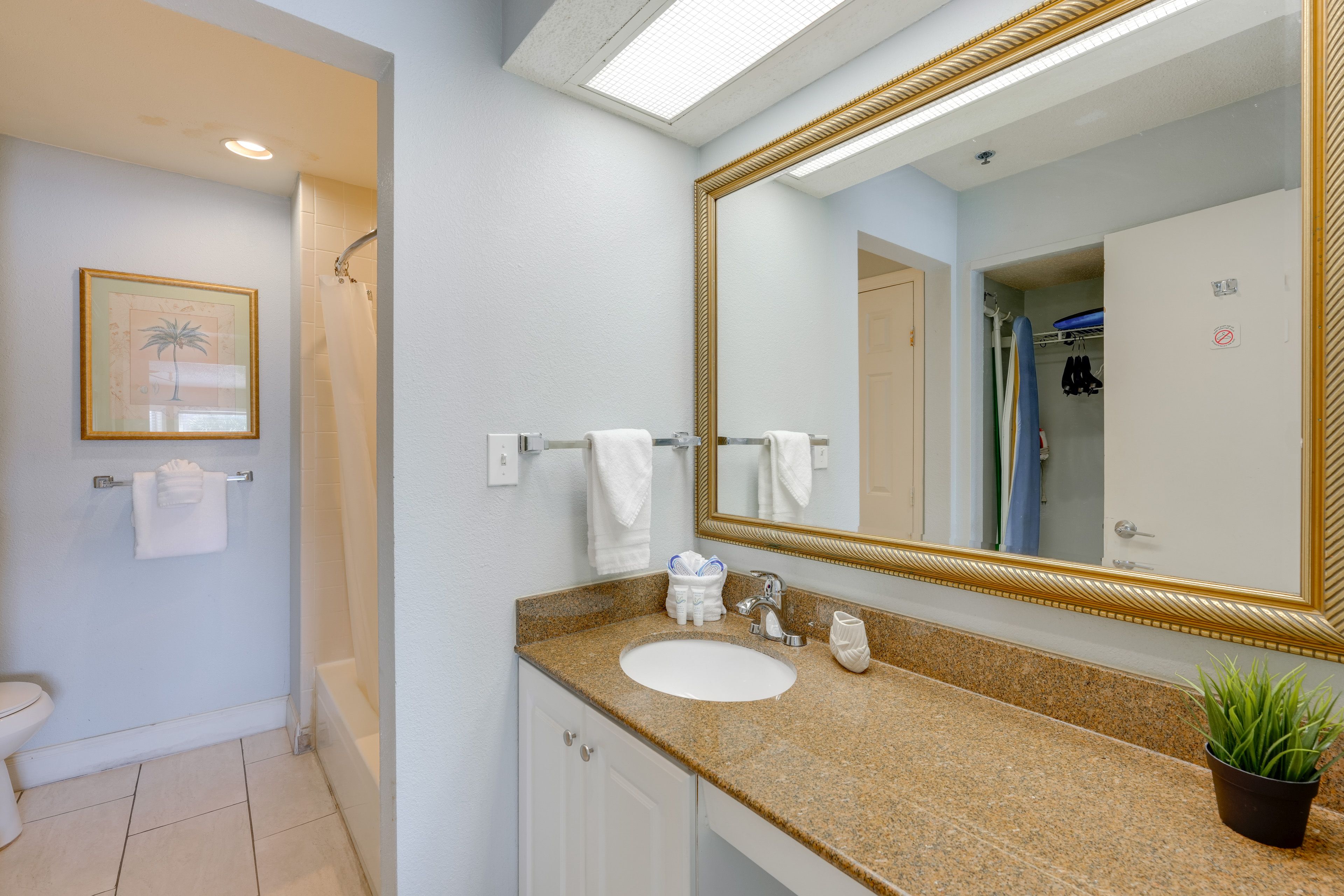 Full Bathroom | Complimentary Toiletries | Towels Provided