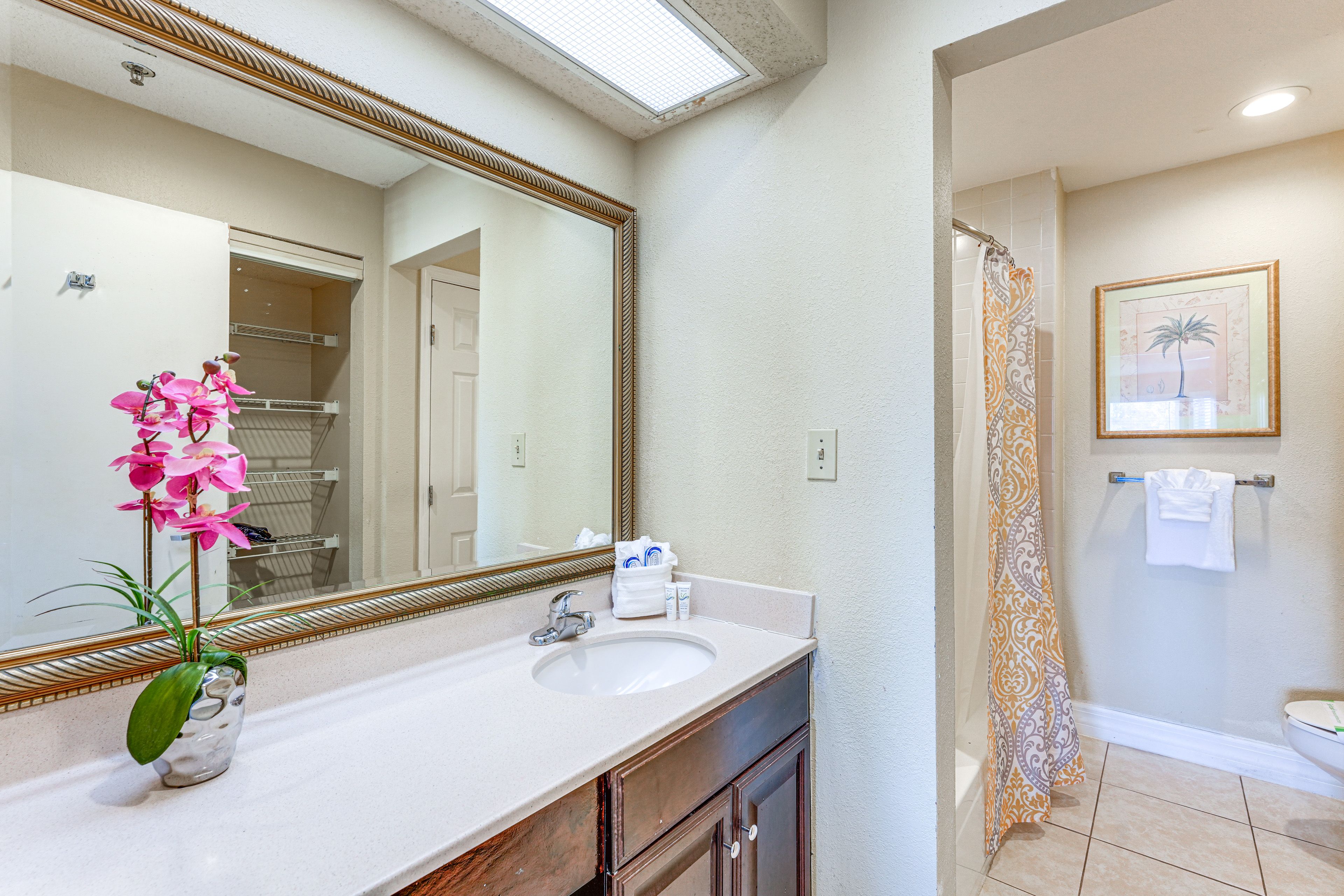 Full Bathroom | Complimentary Toiletries | Towels Provided