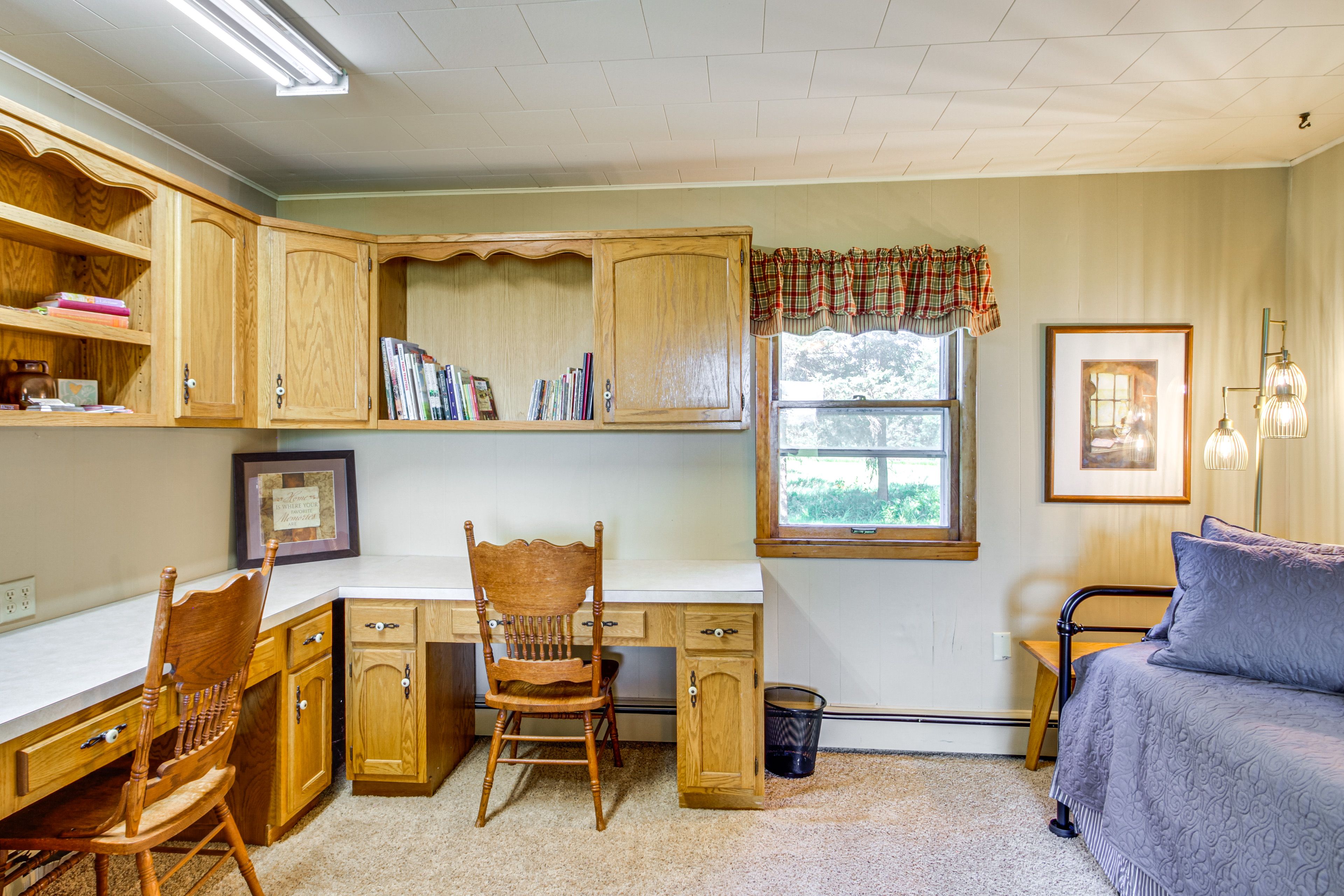 Living Room | Twin Daybed w/ Twin Trundle (Convertible to King Bed)