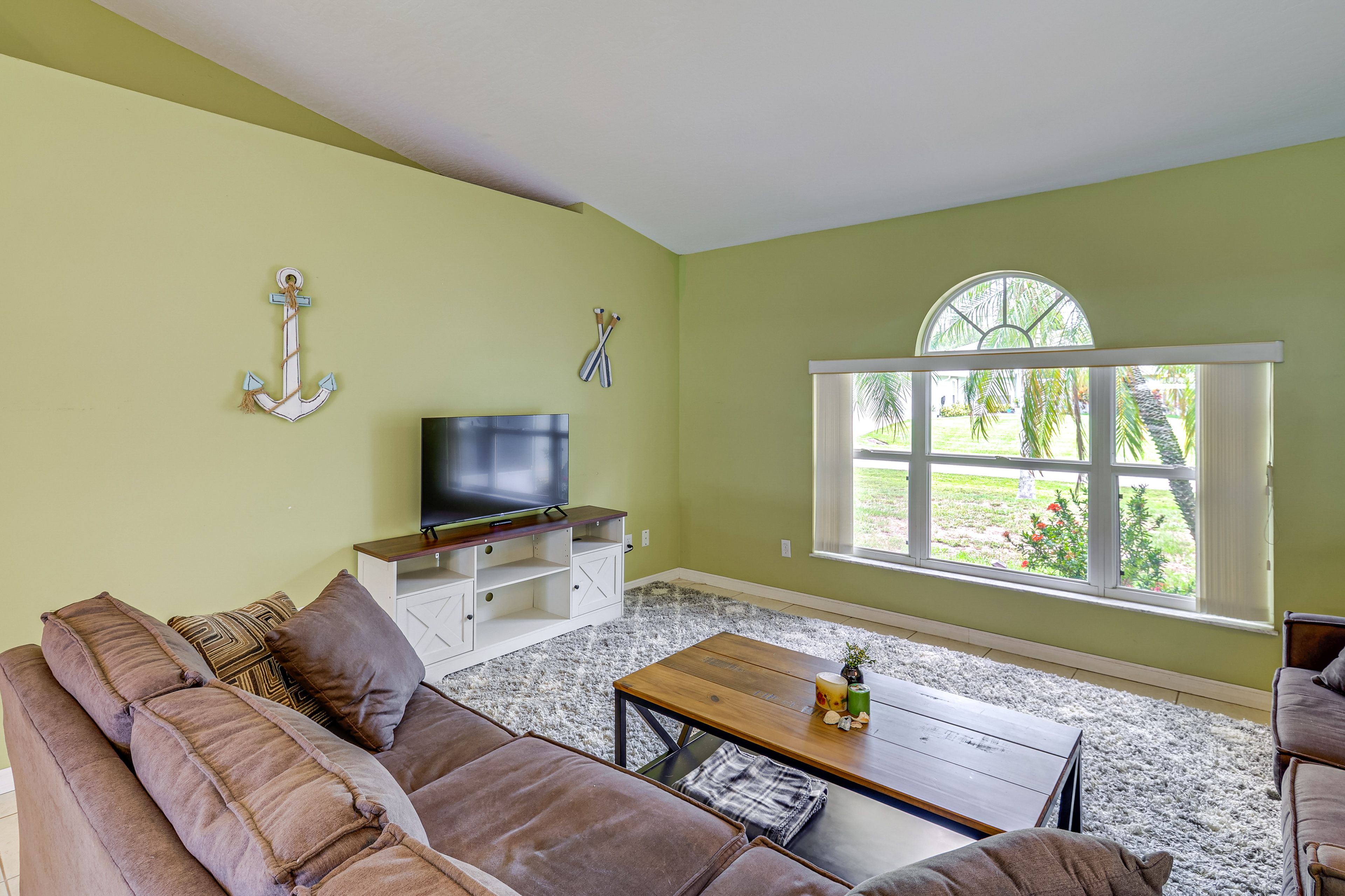 Living Room | Smart TV | Free WiFi | Central A/C & Heating