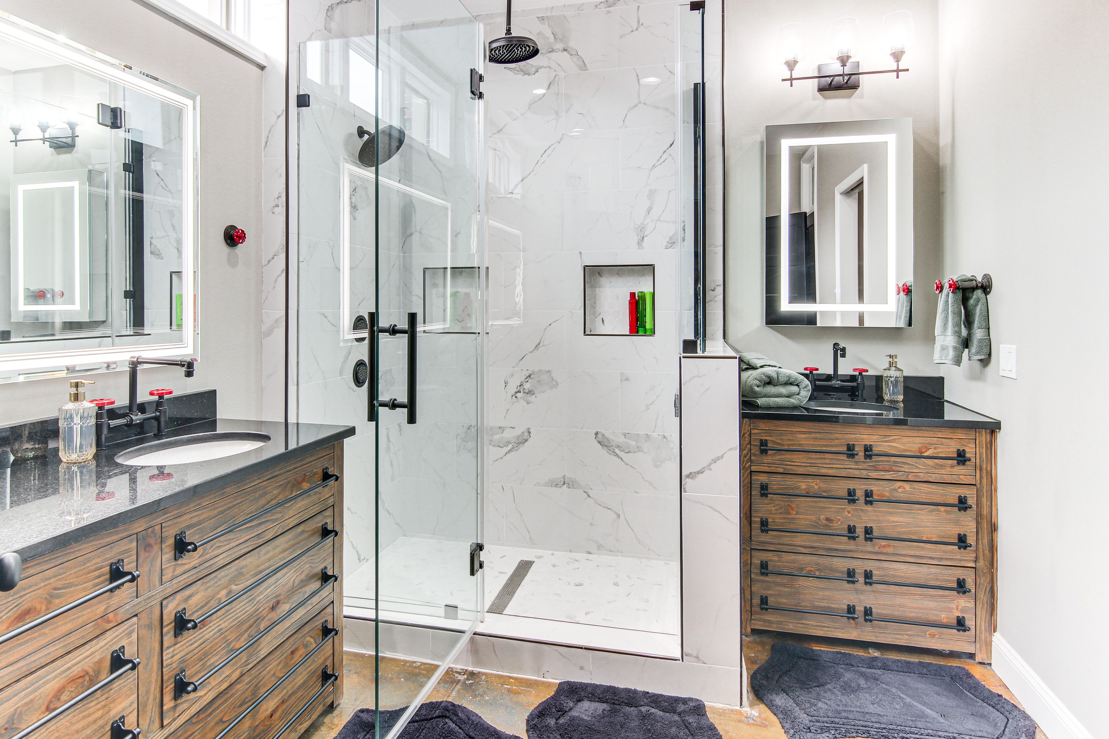 Full Bathroom | 2nd Floor | Complimentary Toiletries