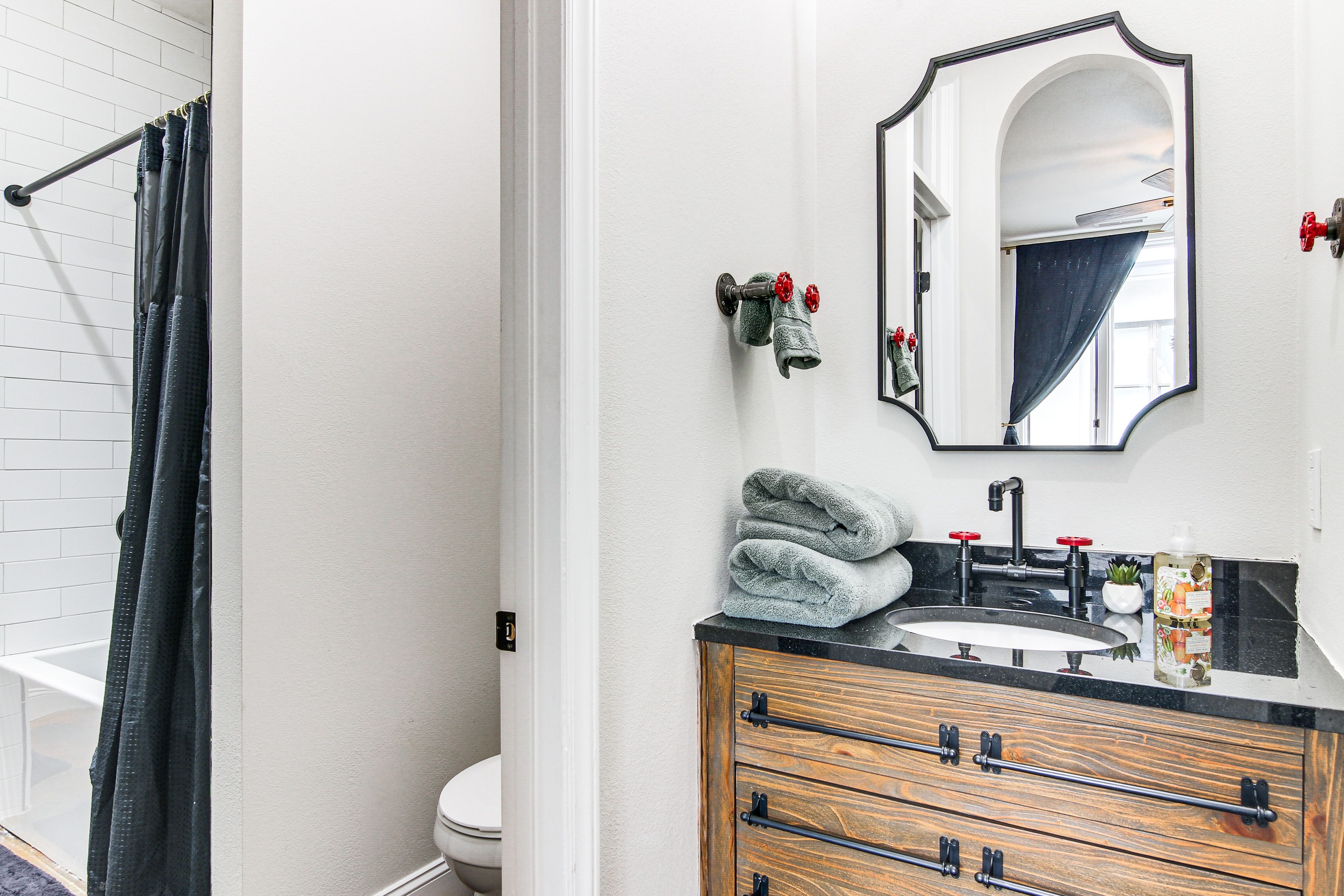Full Bathroom | 1st Floor | Towels Provided
