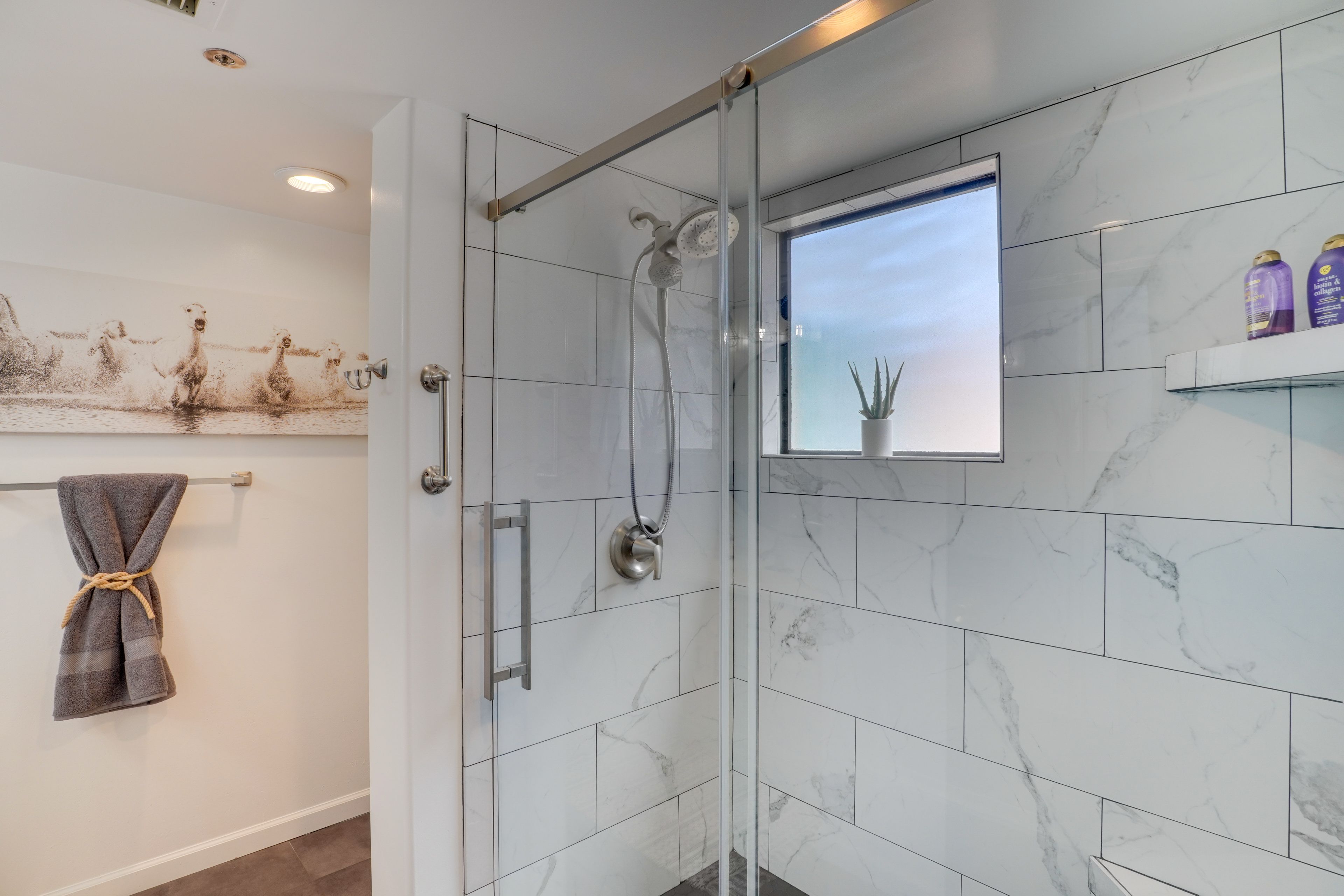 Studio | Full Bathroom | Towels & Linens | Complimentary Toiletries