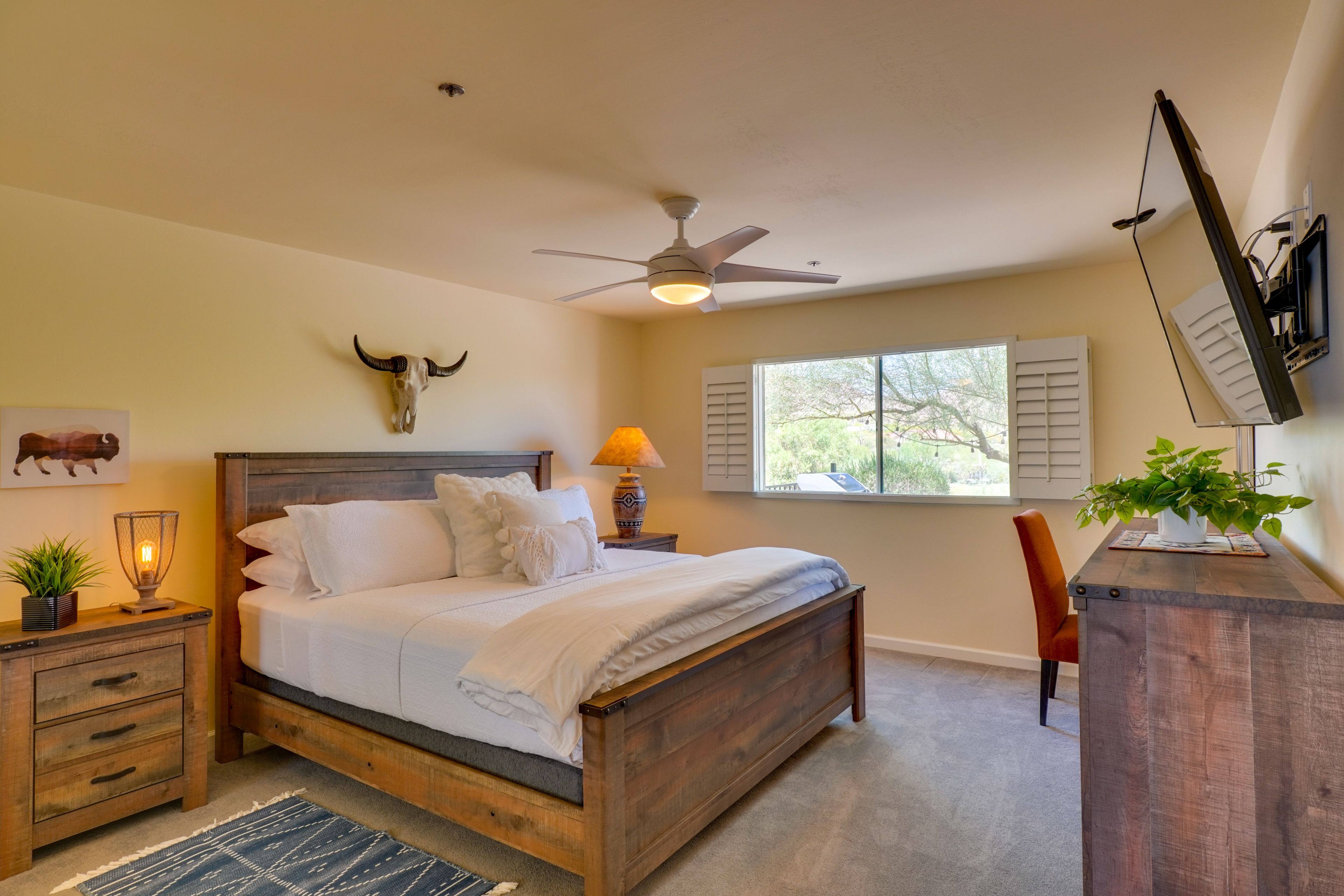 Bedroom | King Bed | Linens Provided | Smart TV | Workspace
