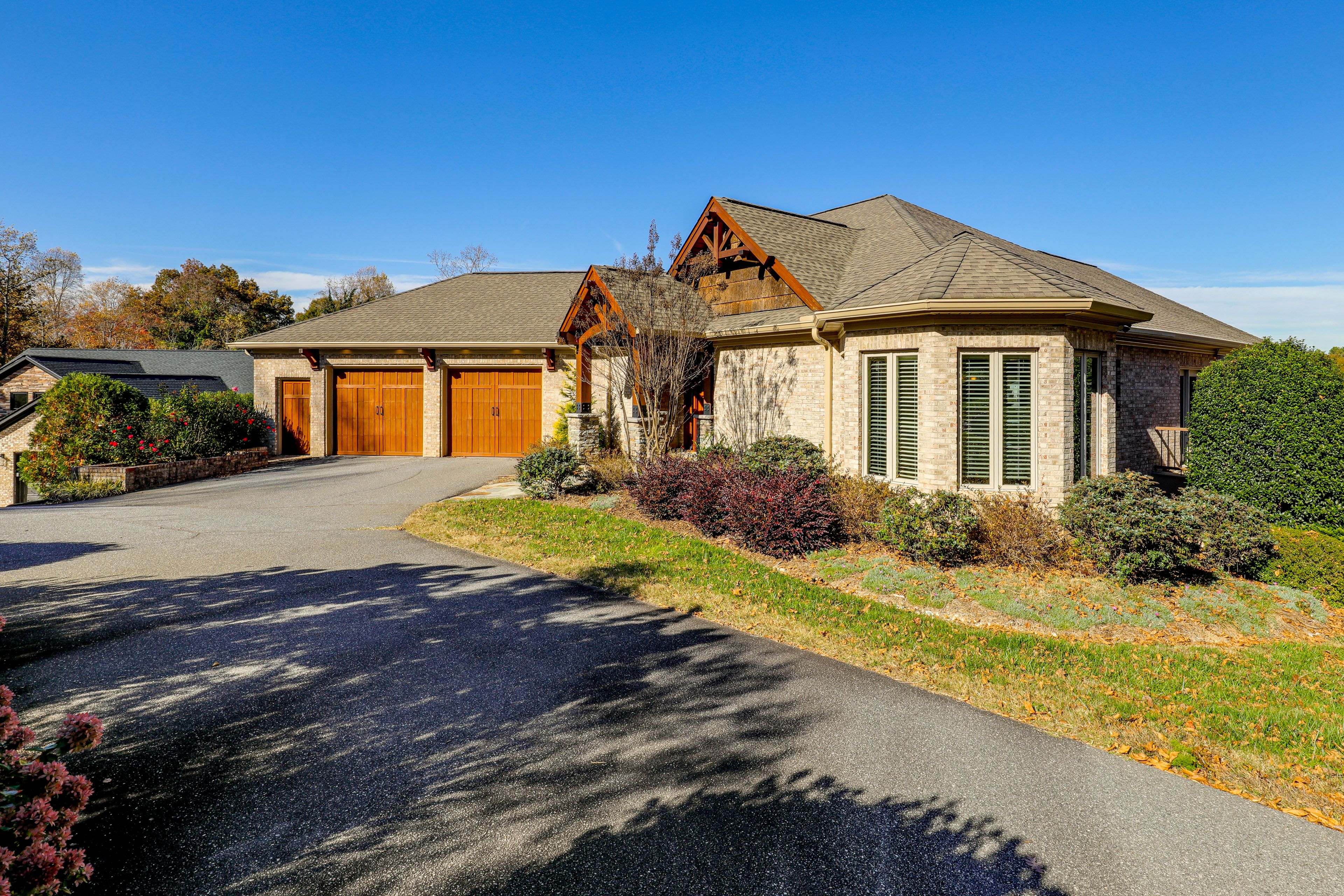 Parking | Garage (2 Vehicles) | Driveway (6 Vehicles)