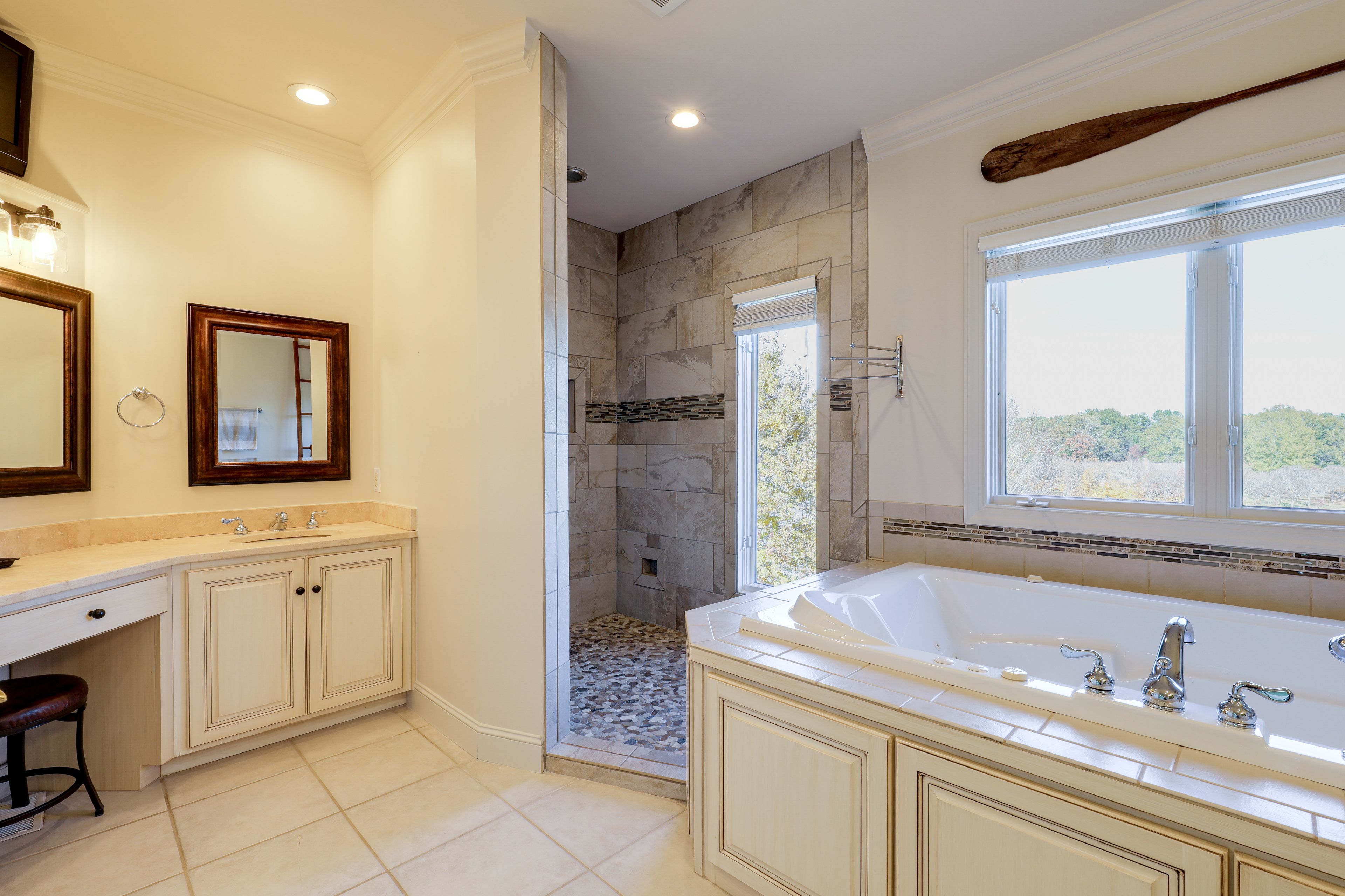 Full Bathroom | 1st Floor | Towels Provided