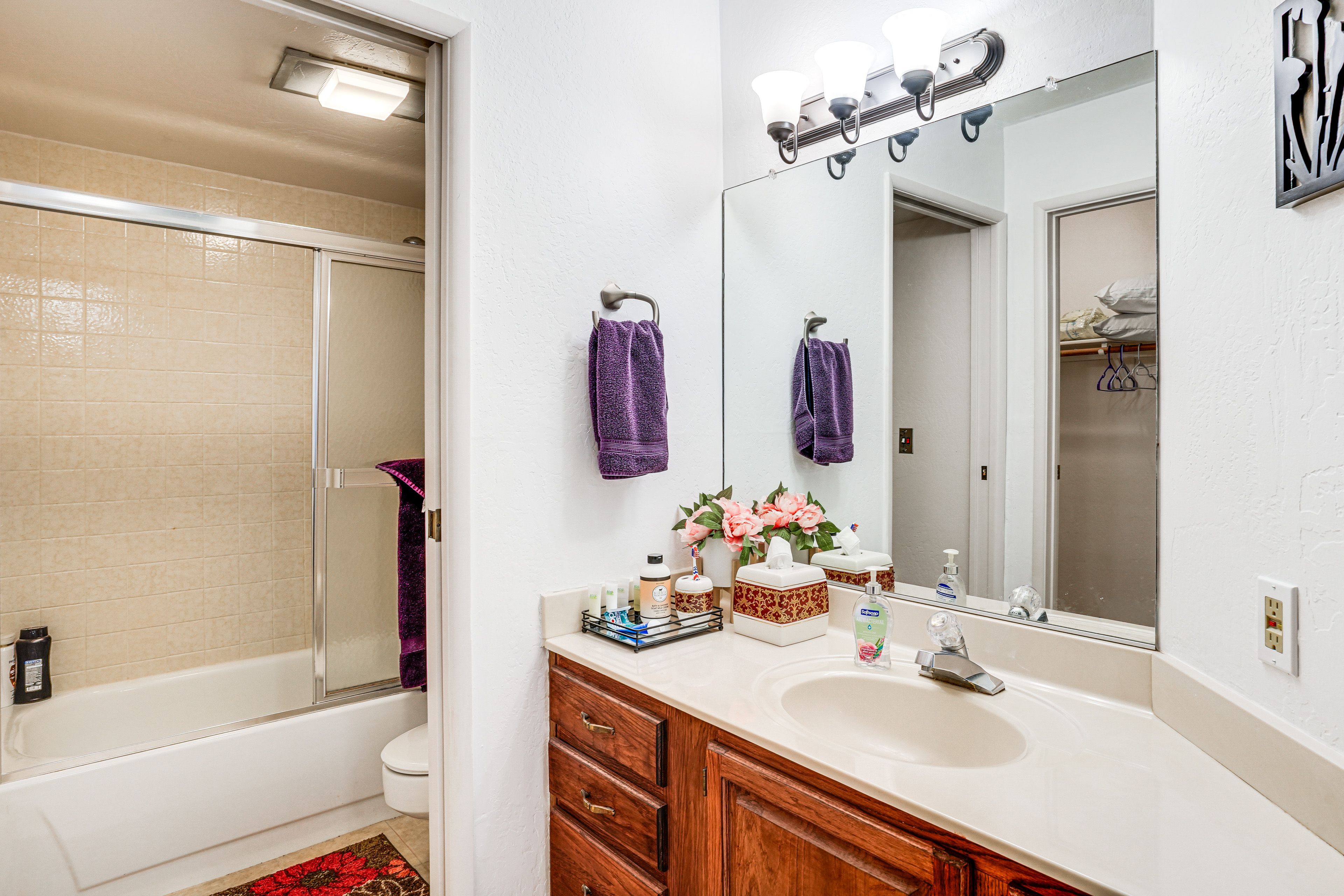 Full Bathroom | Towels Provided
