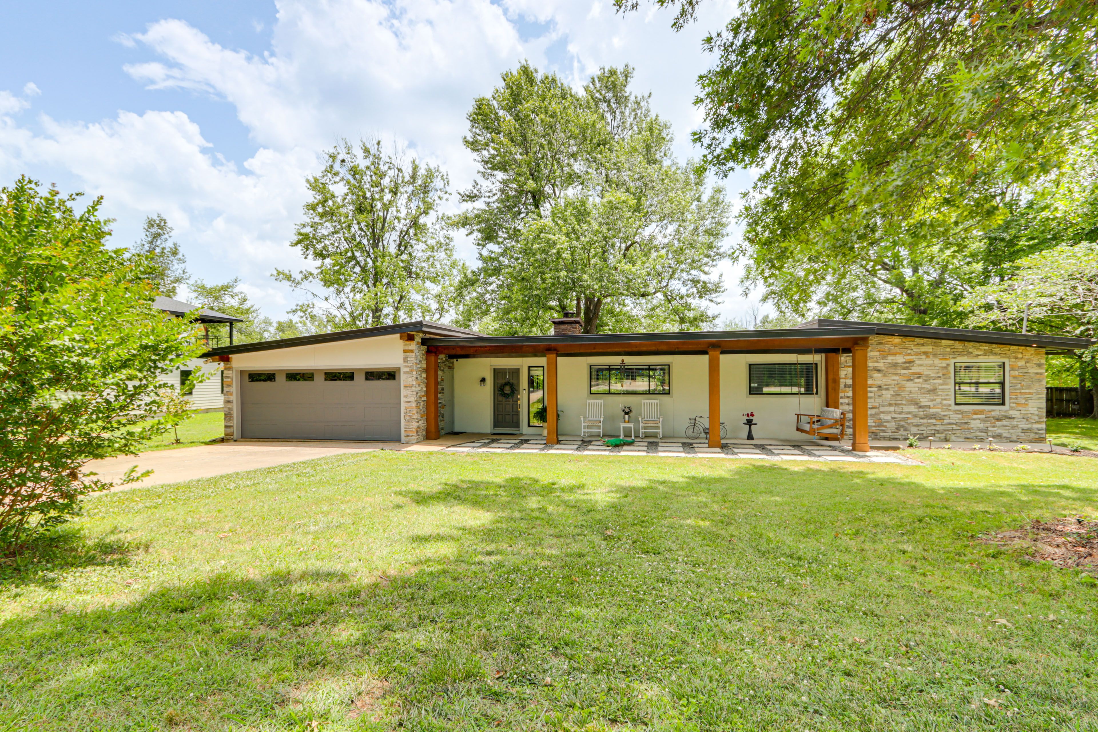 Home Exterior | Single-Story House | 7 Mi to the University of Arkansas