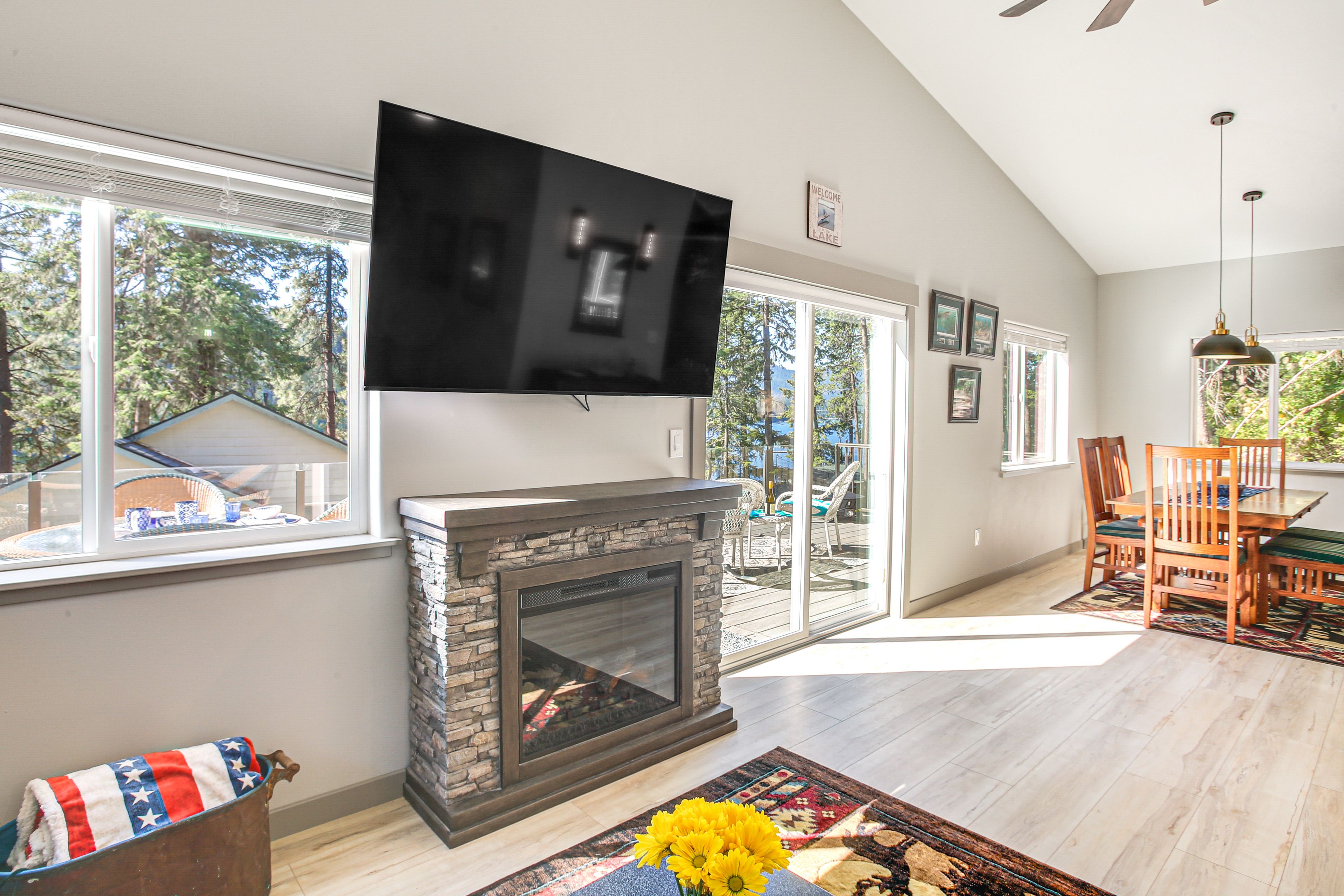 Living Room | Smart TV | Free WiFi | Single-Story Home