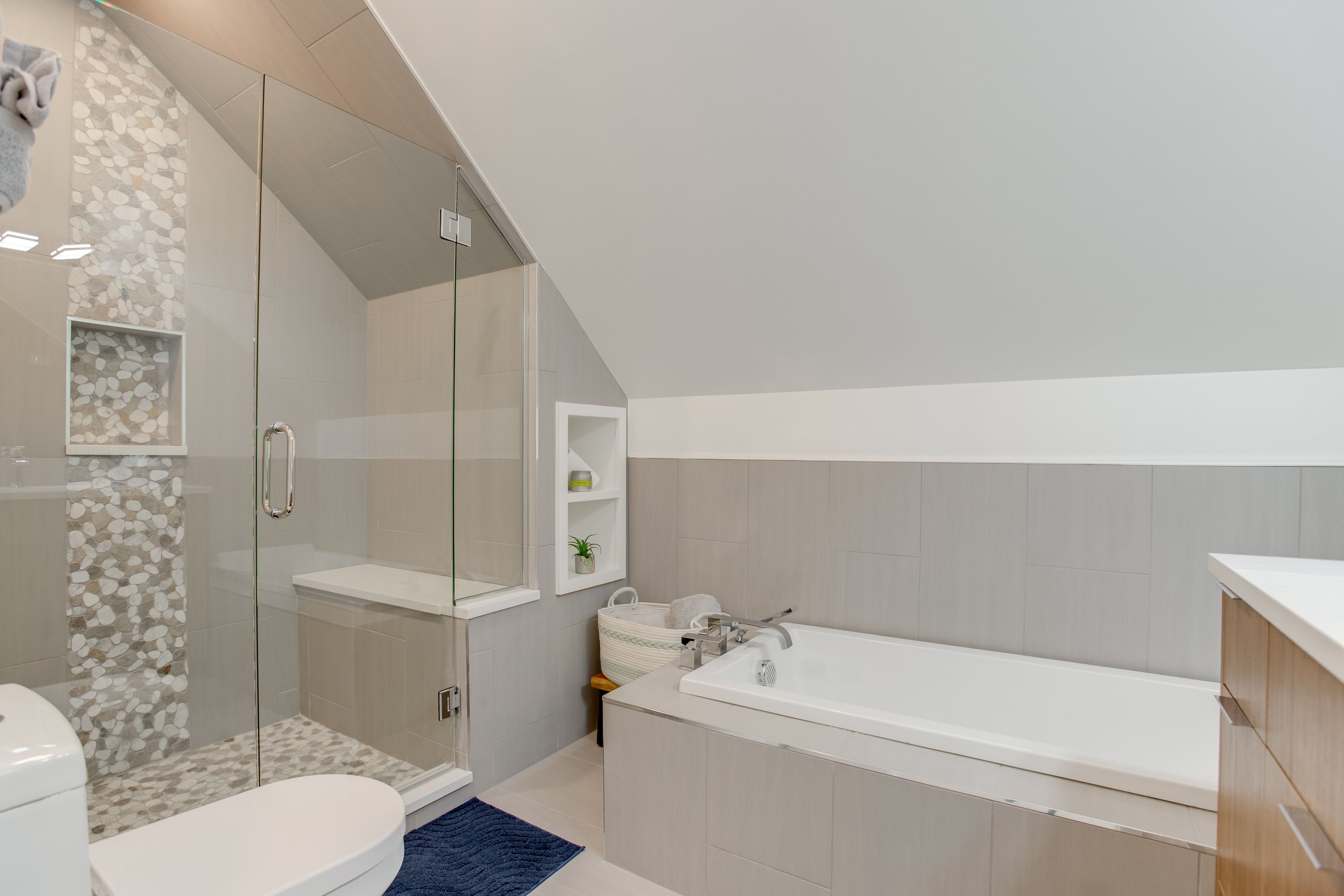 Full Bathroom | 2nd Floor