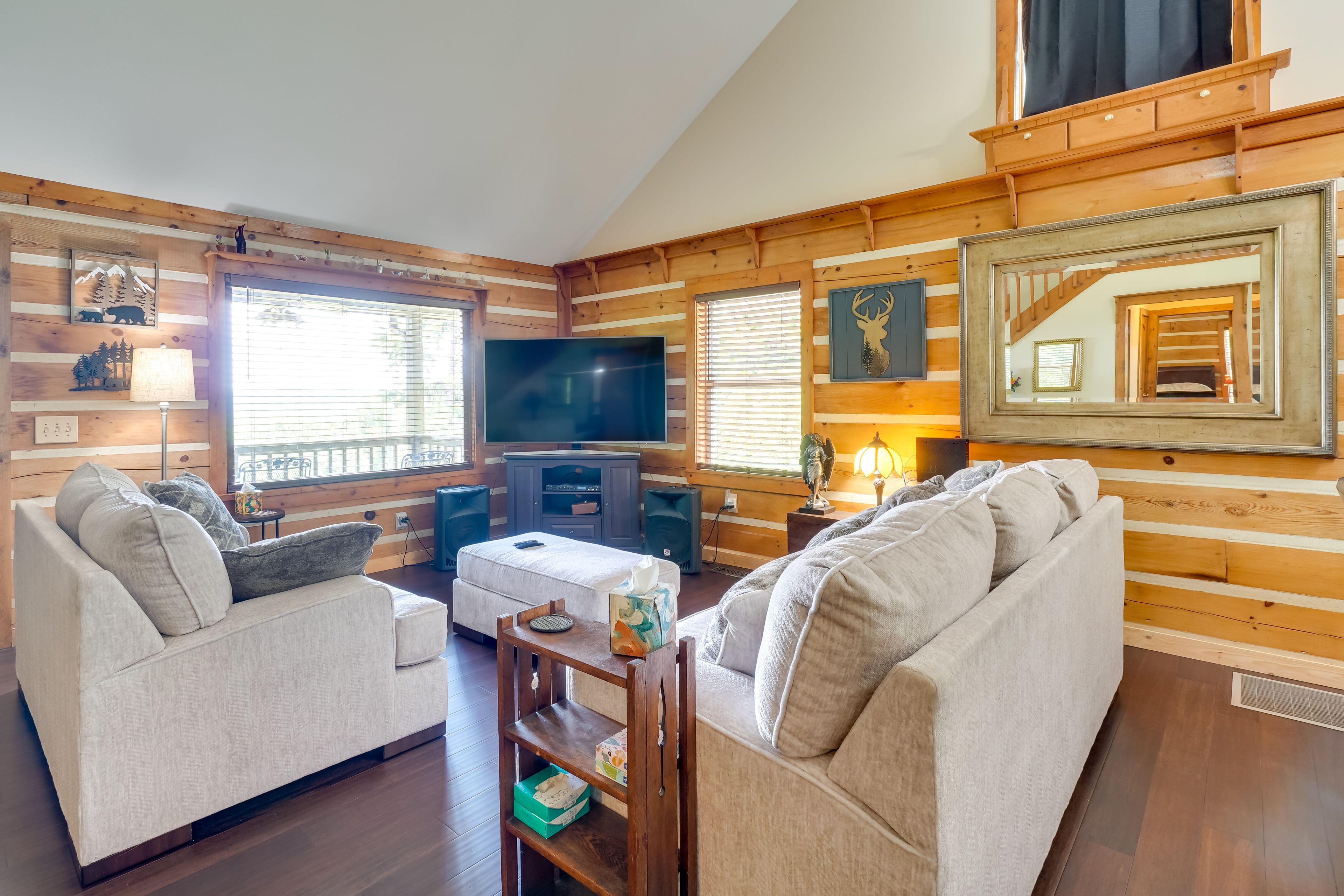 Living Room | Central A/C & Heating | Free WiFi | Stereo System