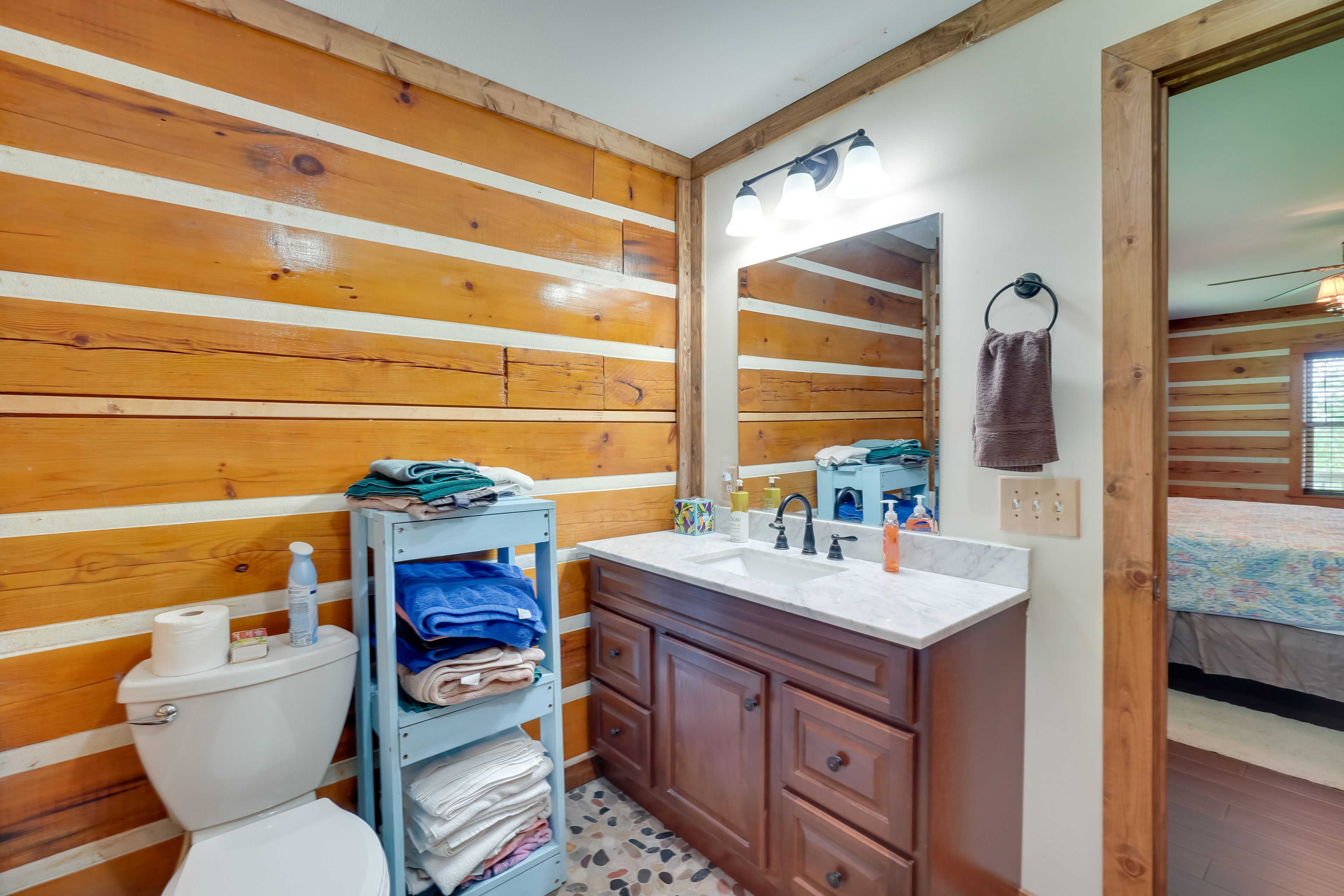 En-Suite Bathroom | Linens & Towels | Main Level