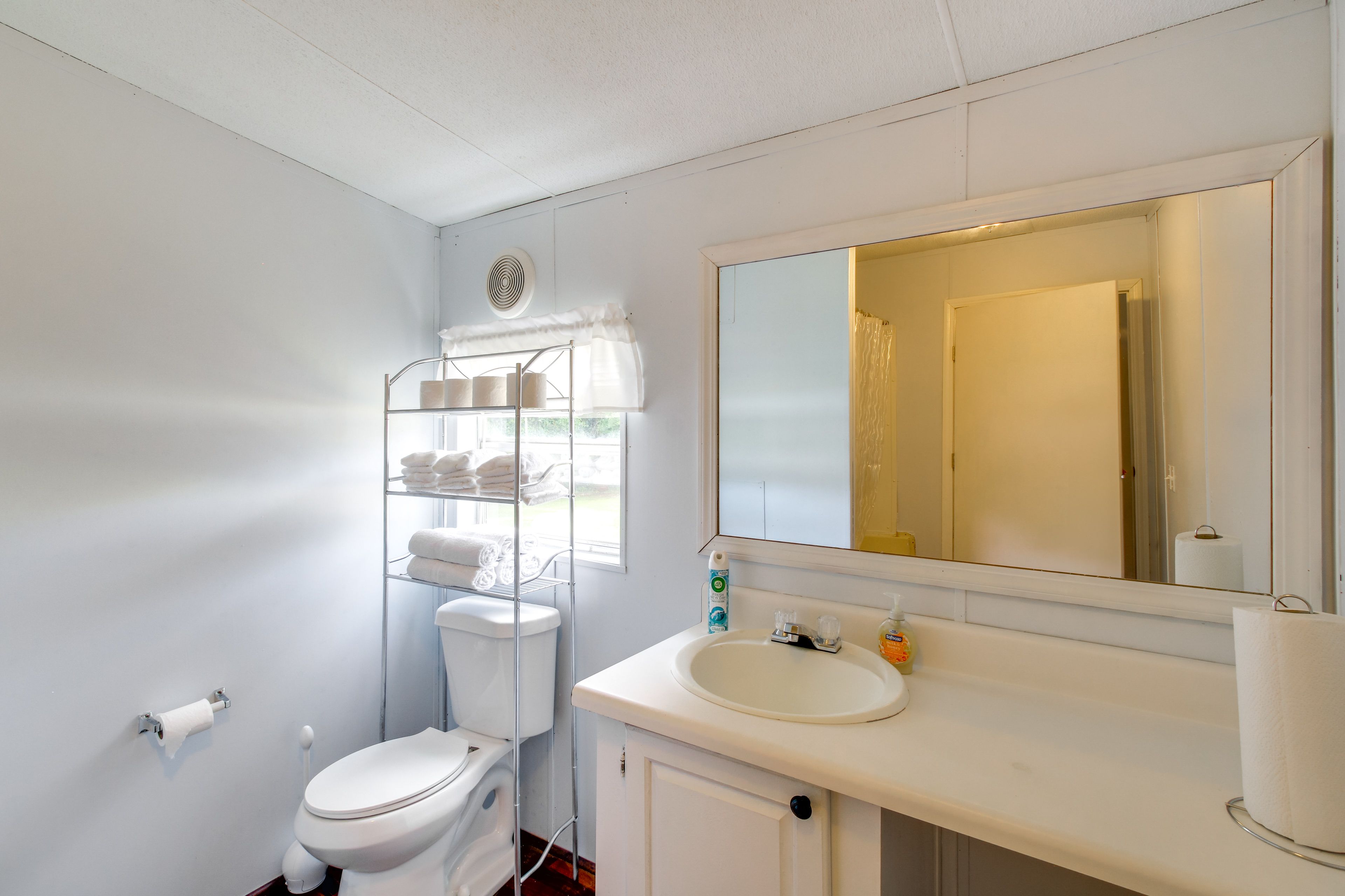 Full Bathroom | Complimentary Toiletries