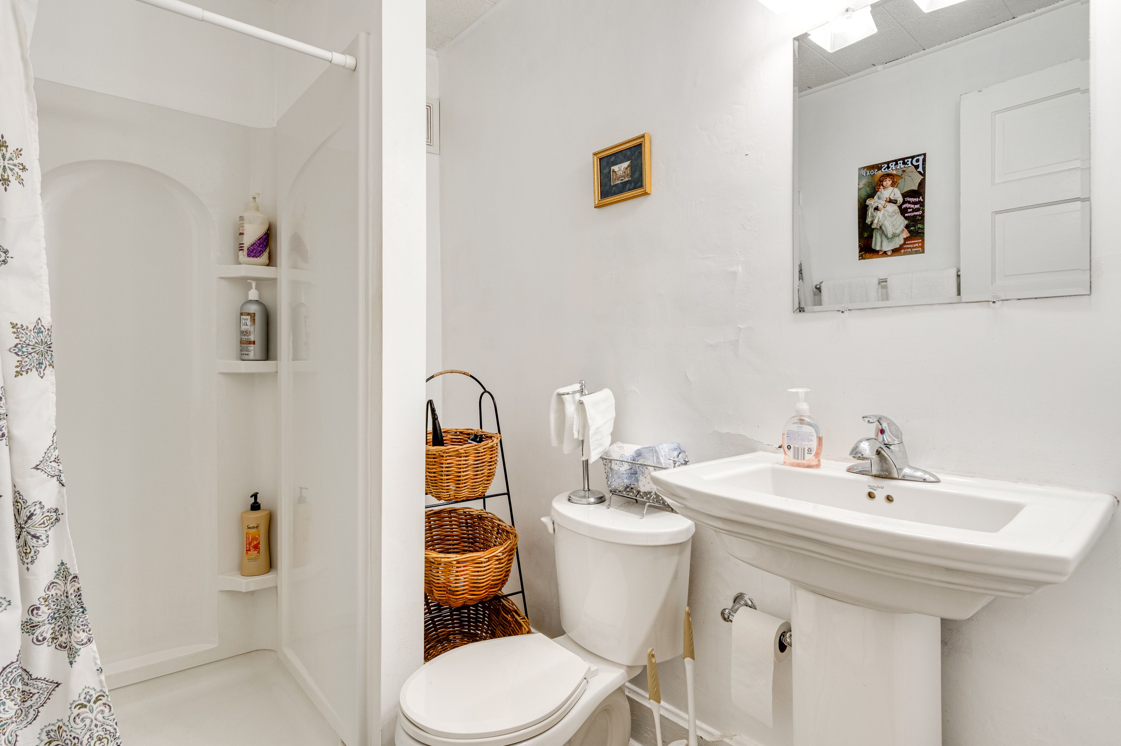 Full Bathroom | Complimentary Toiletries | Towels Provided