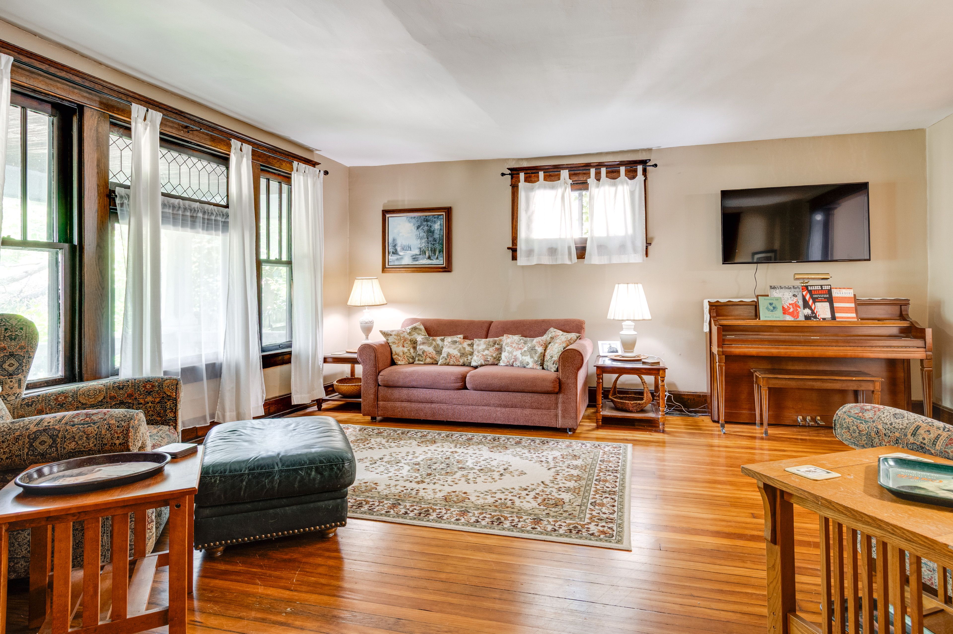 Living Room | Full Sleeper Sofa | Piano | Central Heating & A/C | Free WiFi