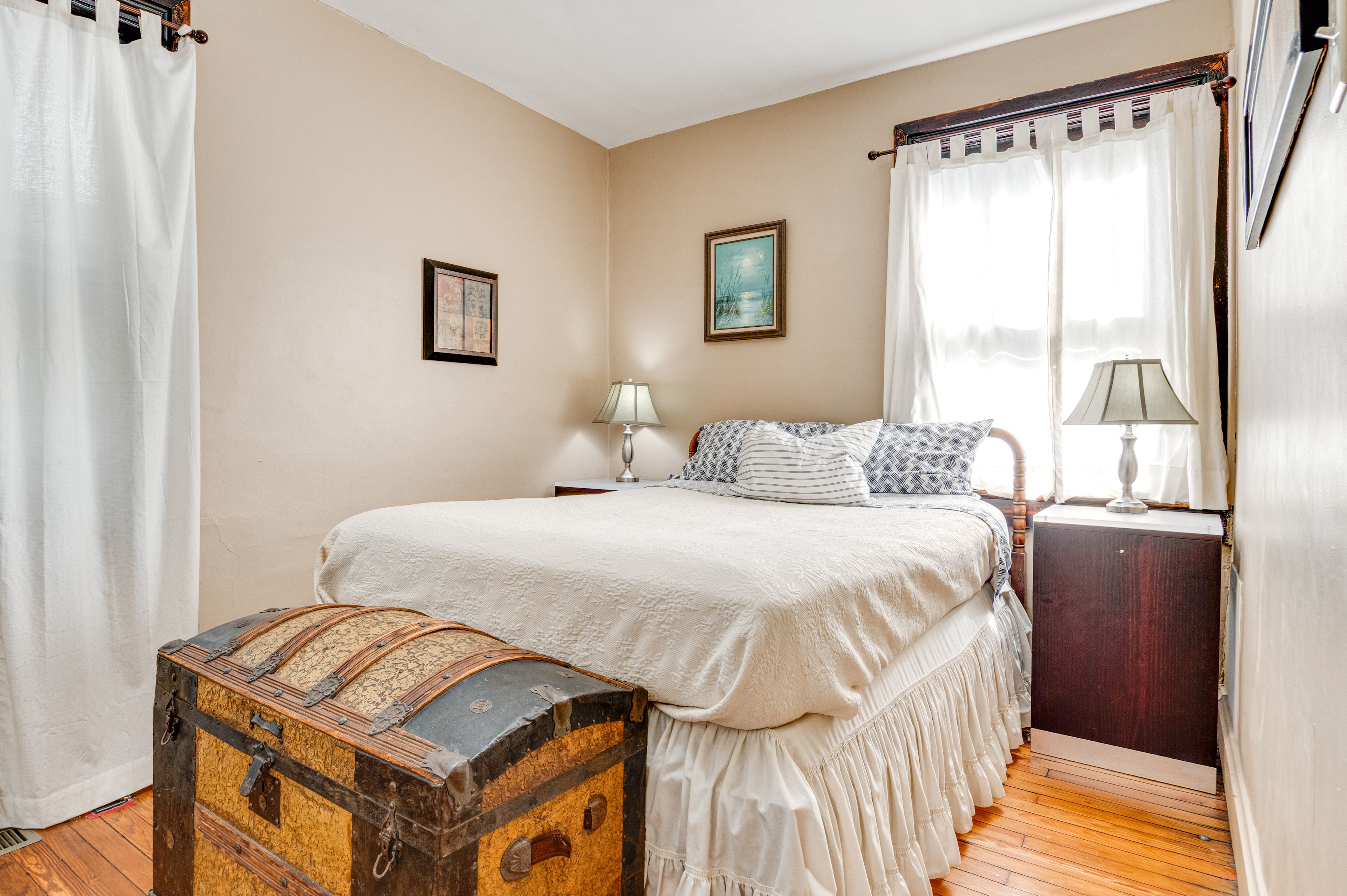 Bedroom | Full Bed | Linens Provided