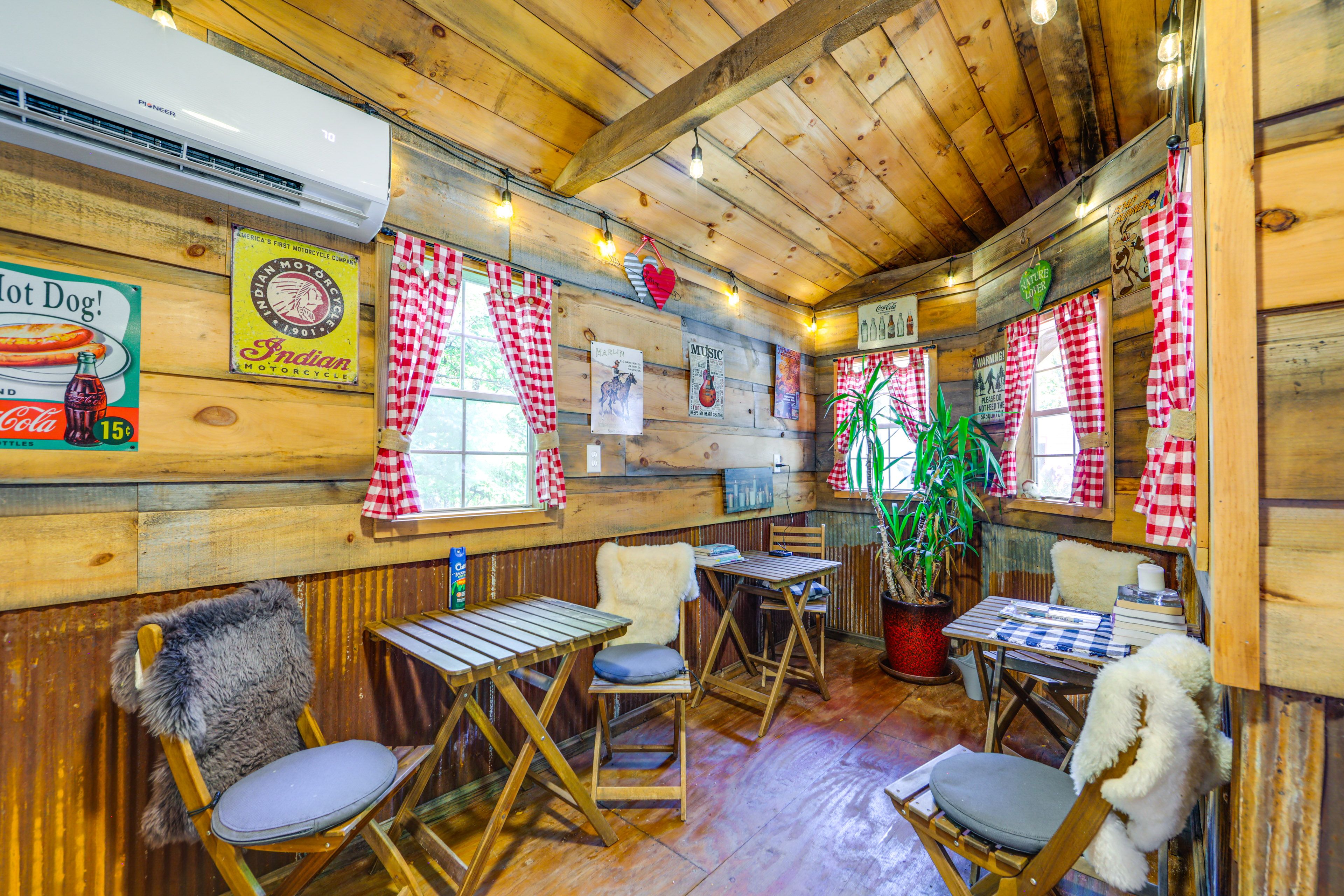 Detached Farmhouse | Dining Tables | Complimentary Snacks & Drinks