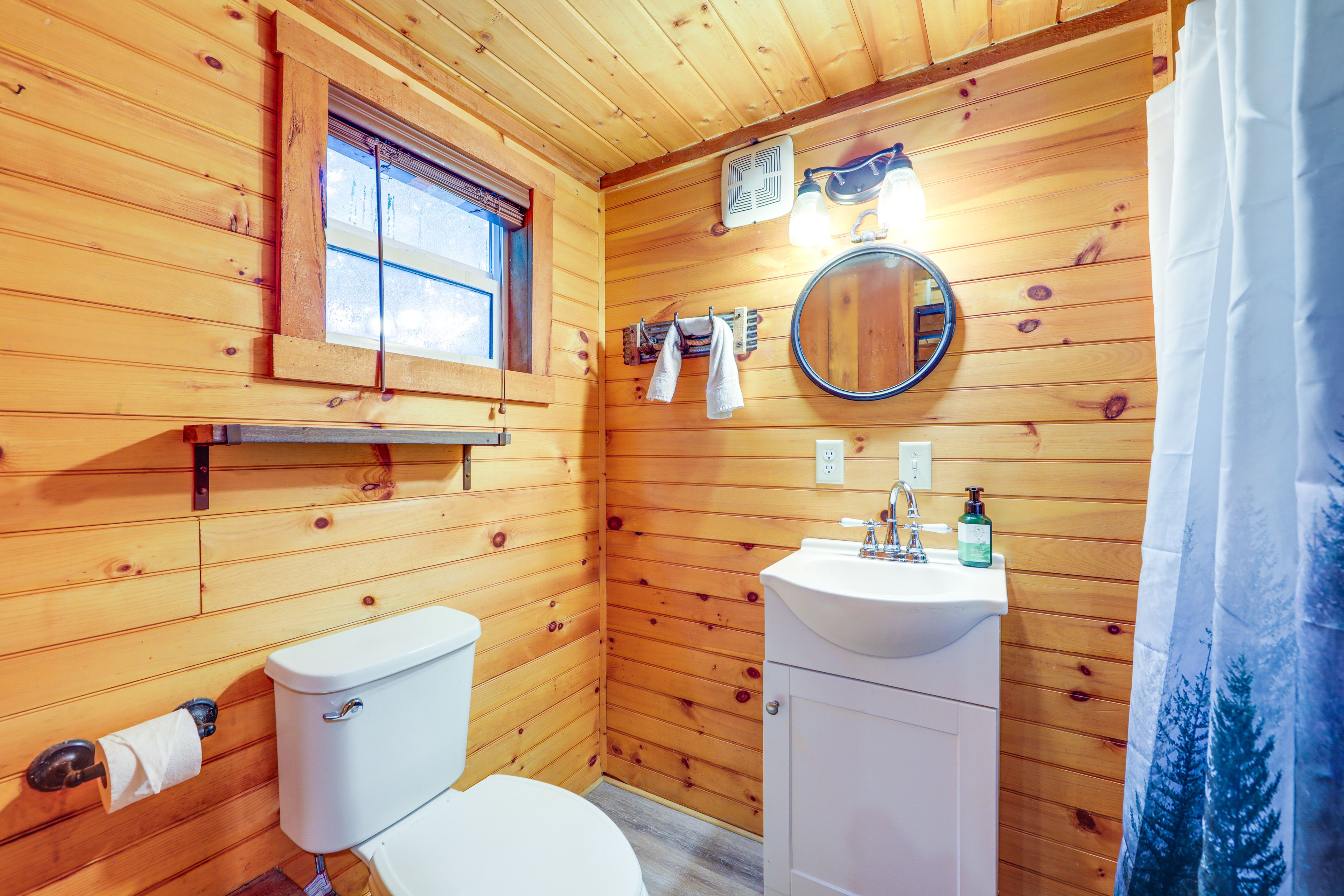 Full Bathroom | Towels Provided | Main Floor