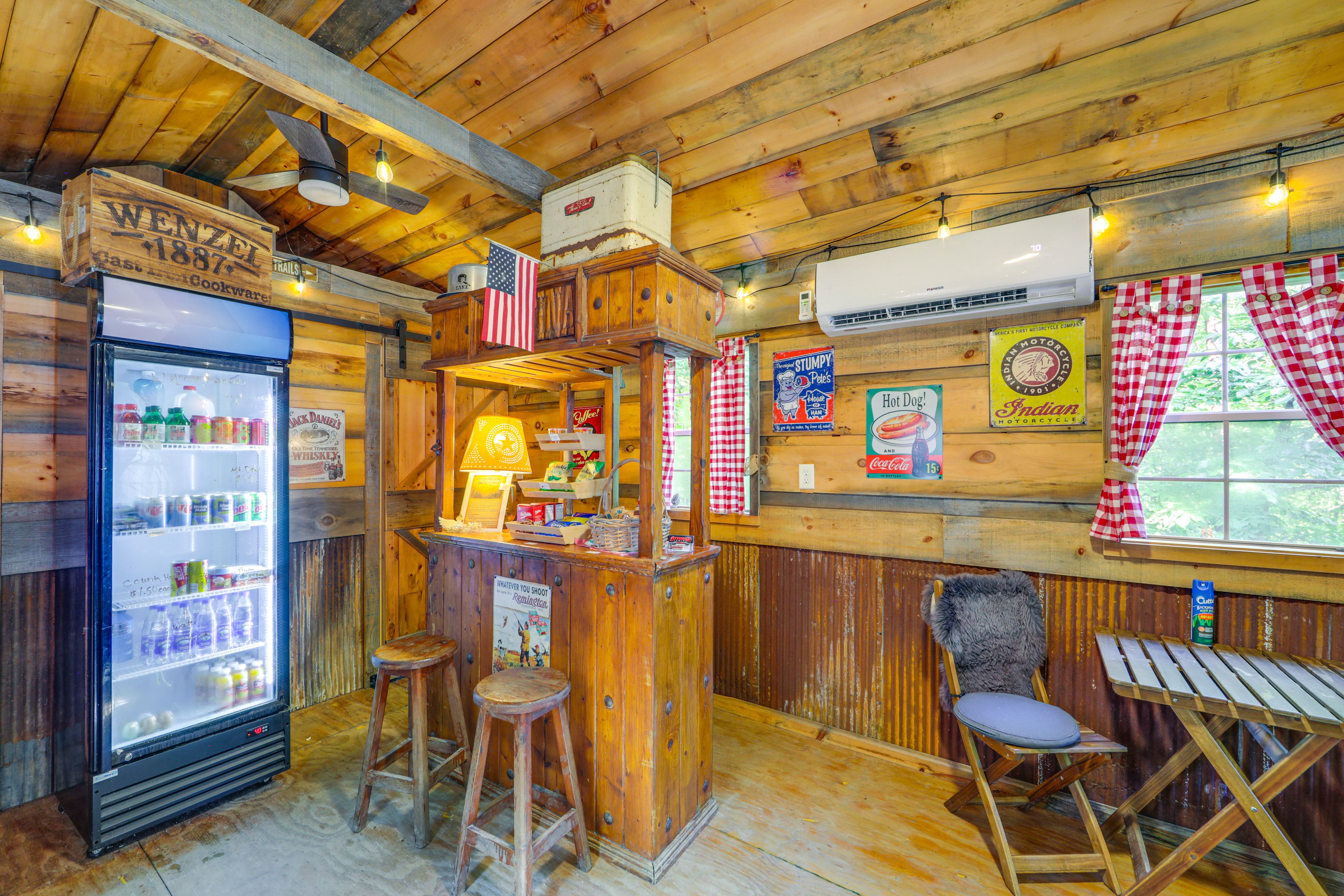 Detached Farmhouse | Dining Tables | Complimentary Snacks & Drinks