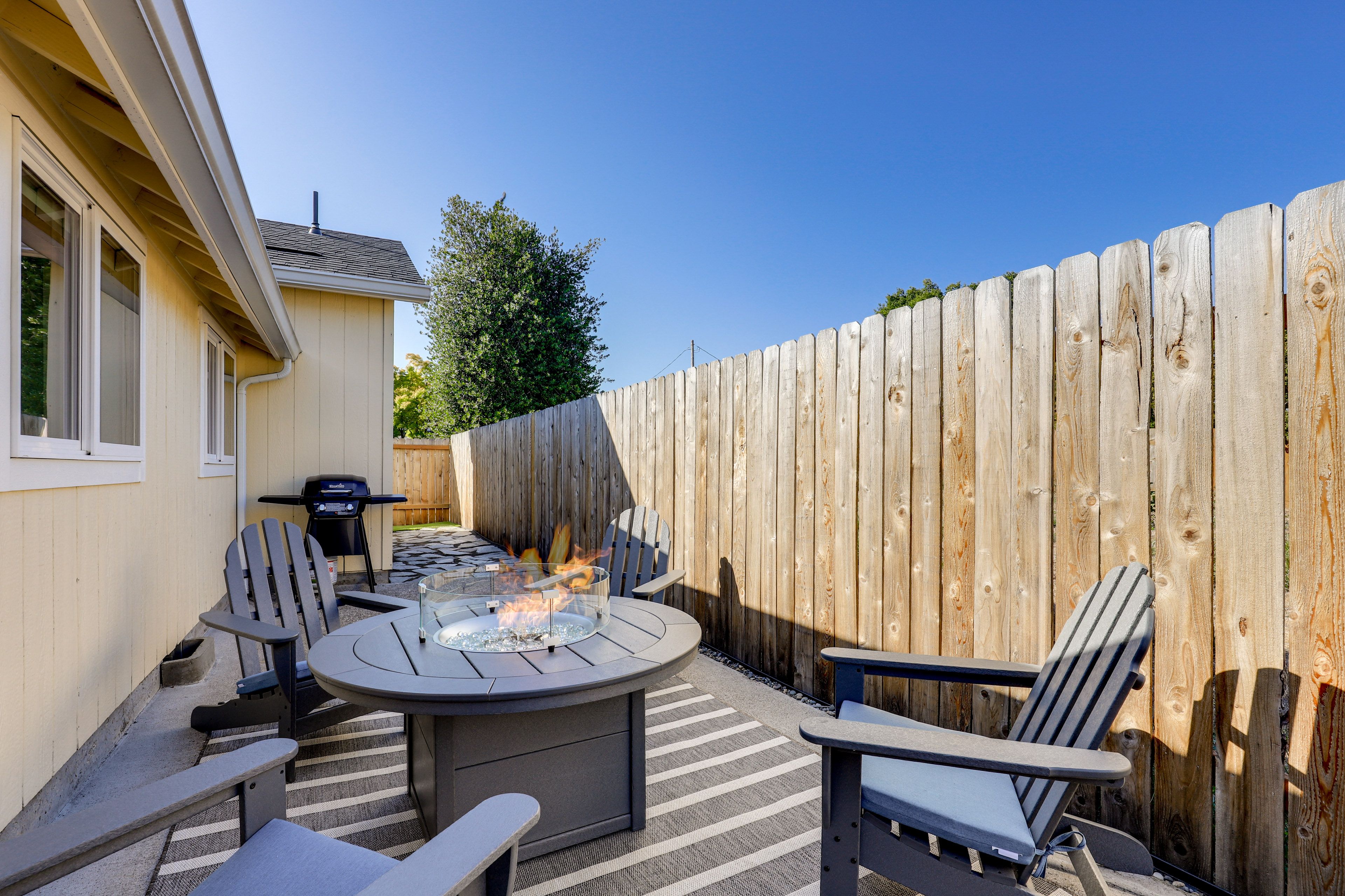 Fire Pit Area | Gas Grill