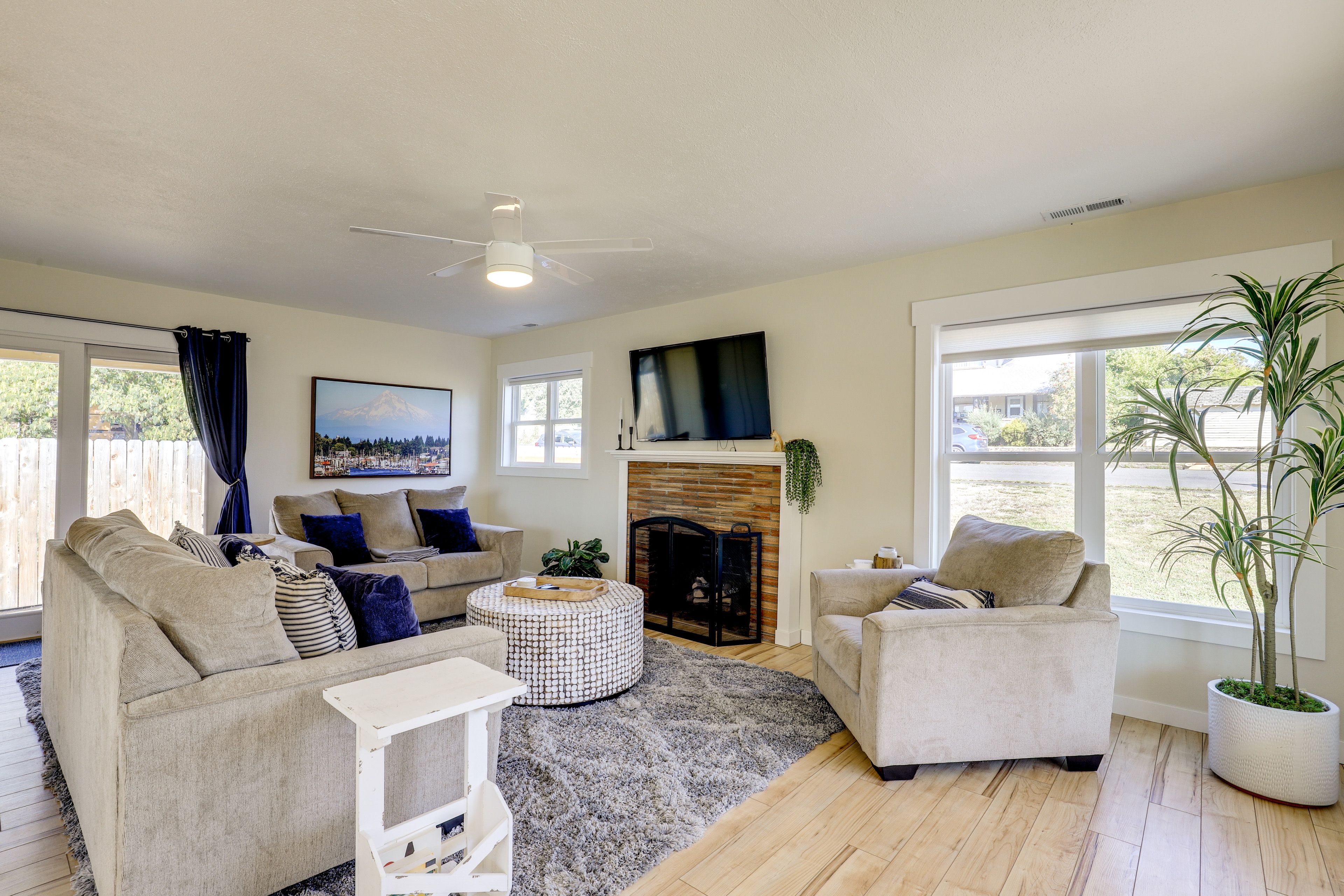 Living Room | Free WiFi | Central Heating & A/C | Smart TV | Main Floor