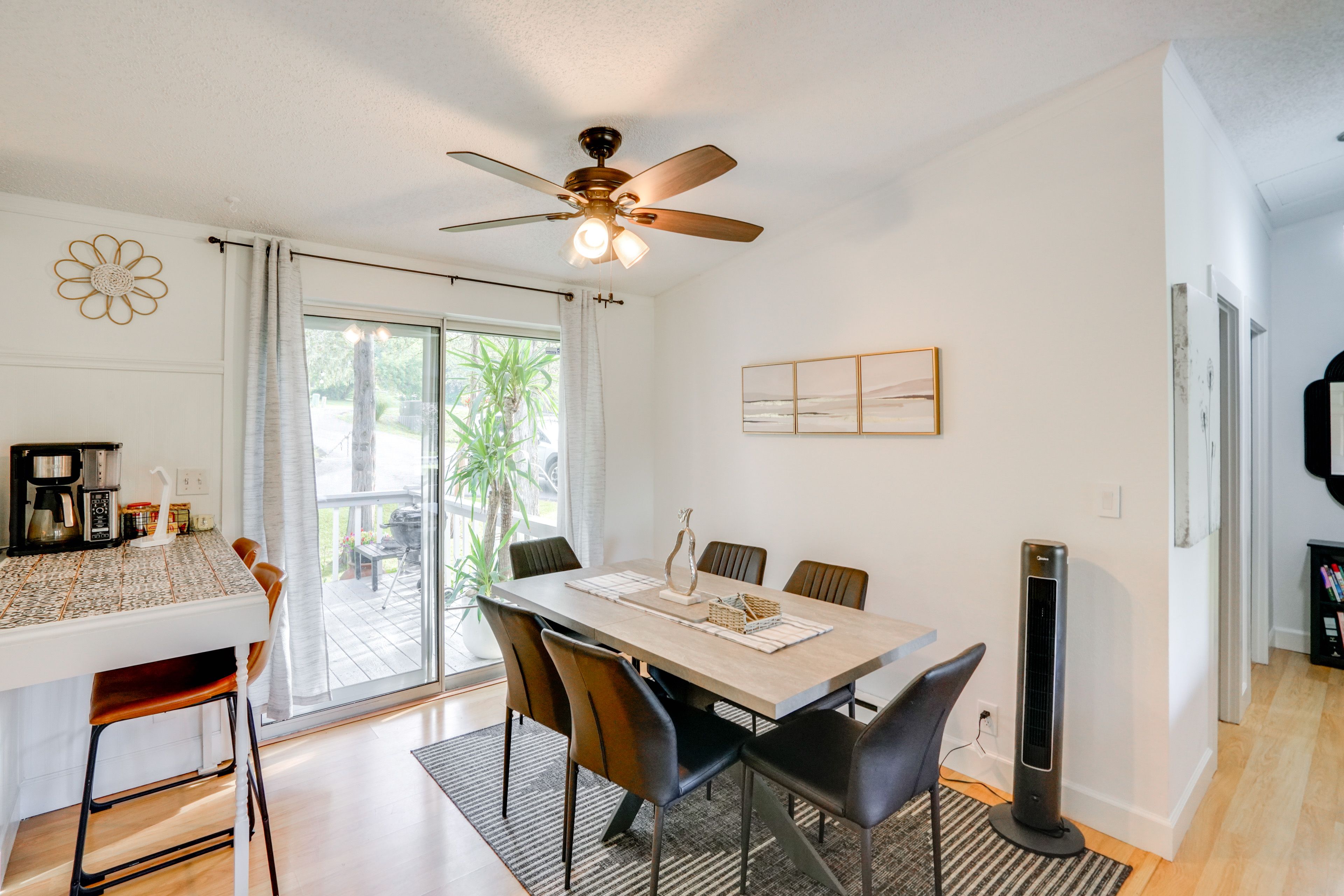 Dining Area | Dishes & Flatware Provided