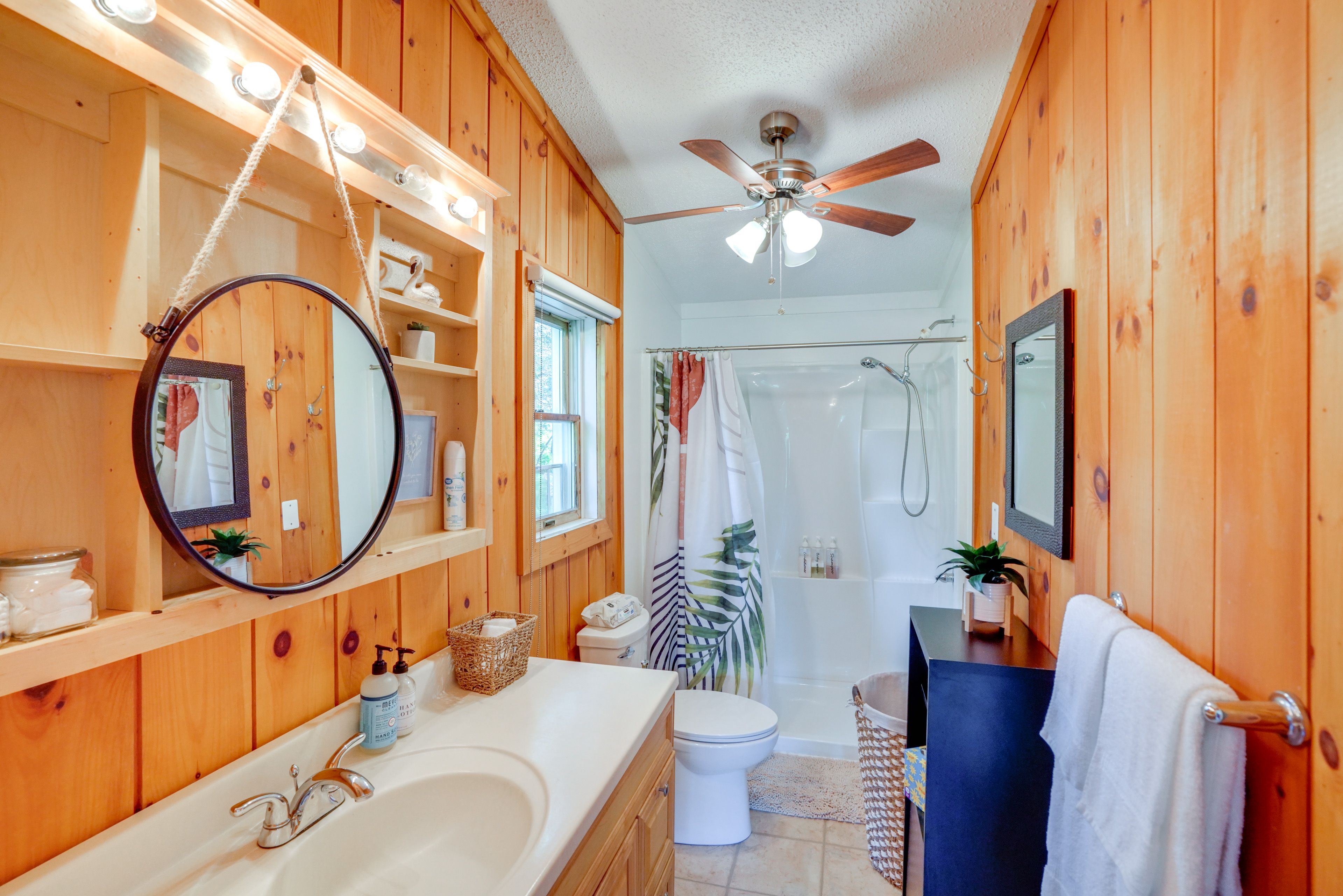 En-Suite Bathroom | Towels & Linens Provided
