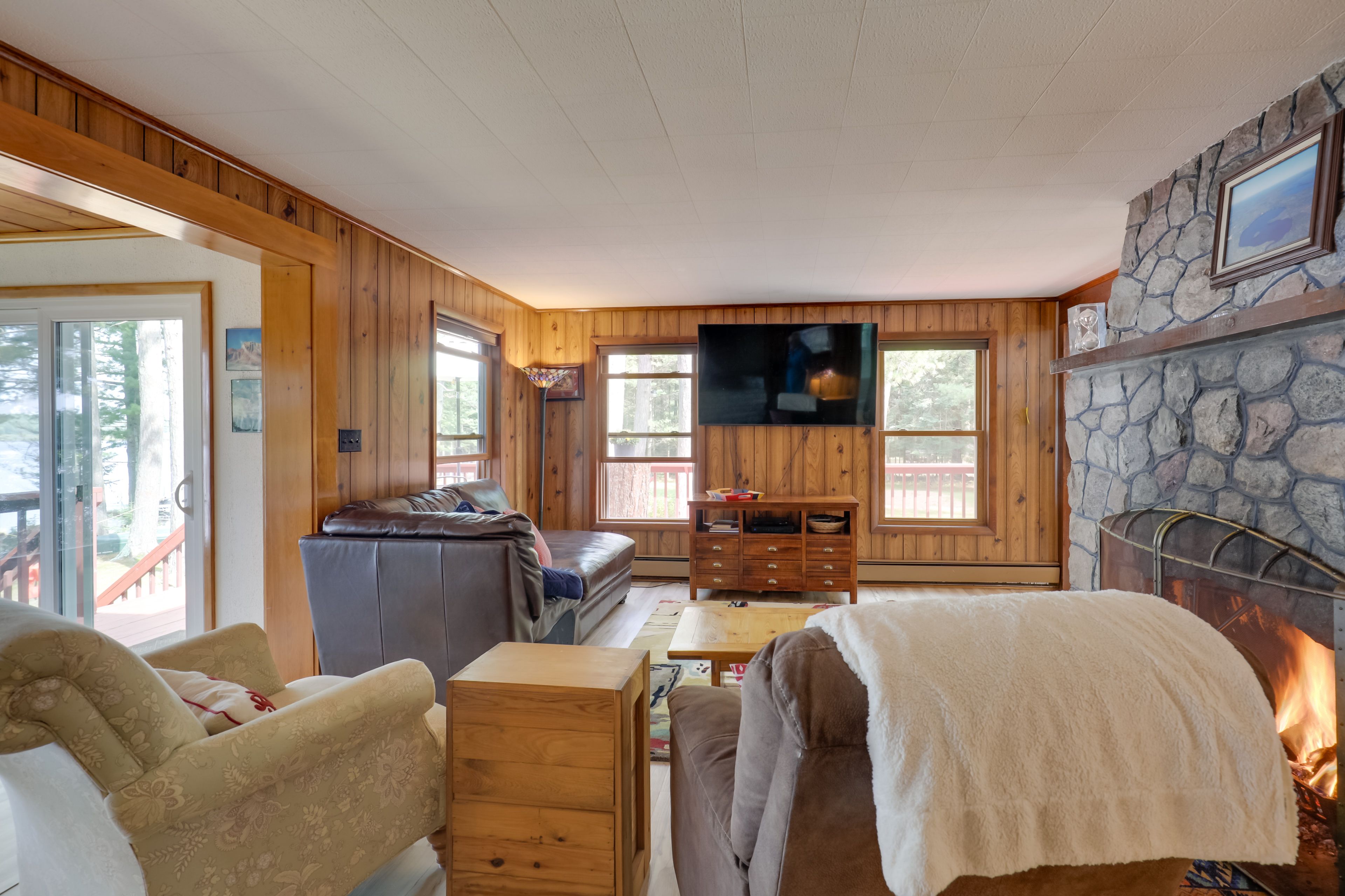 Living Room | Fireplace | Smart TV | Lake Views