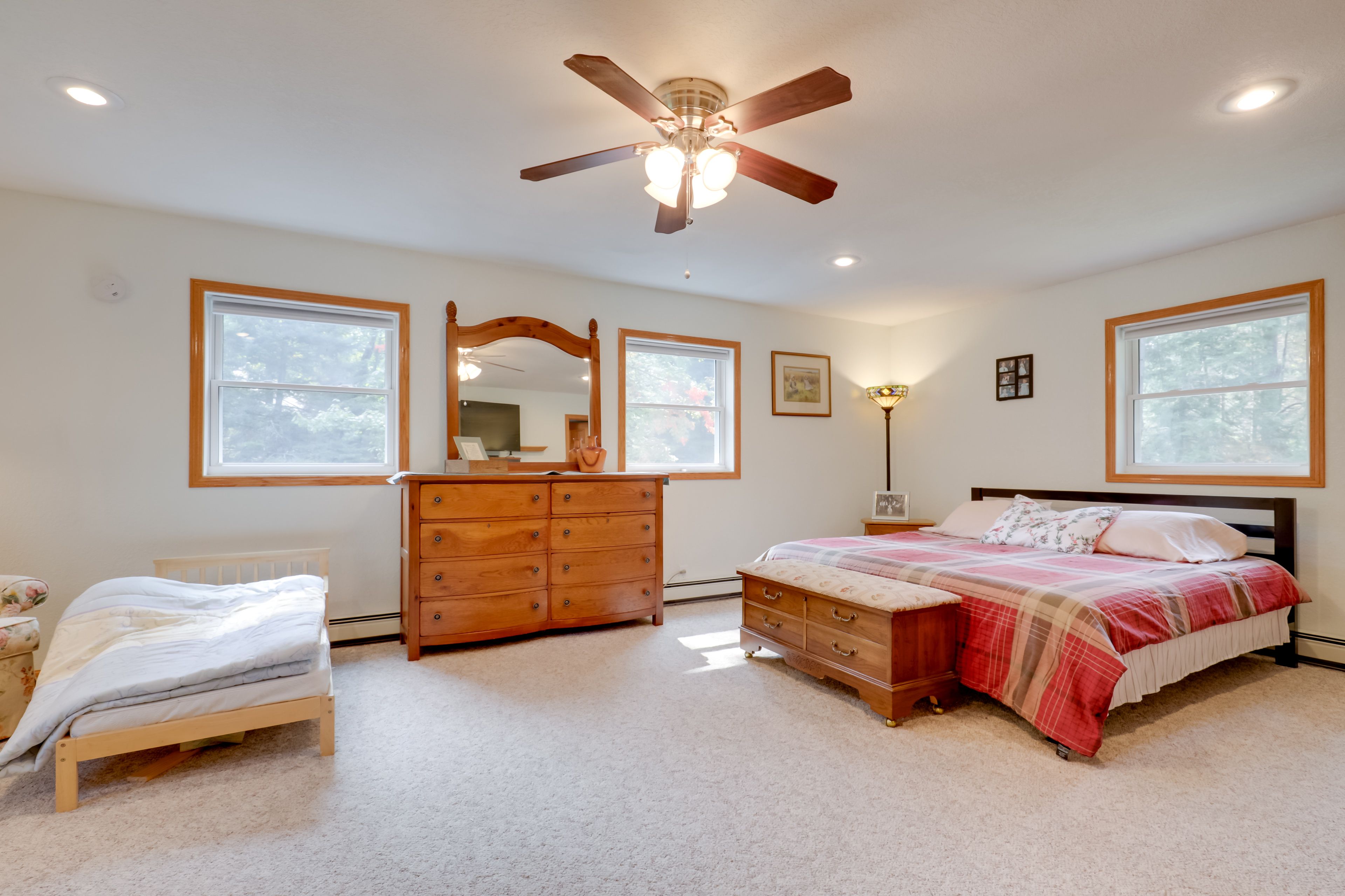 Bedroom 1 | King Bed | Twin Bed | Smart TV | 2nd Floor