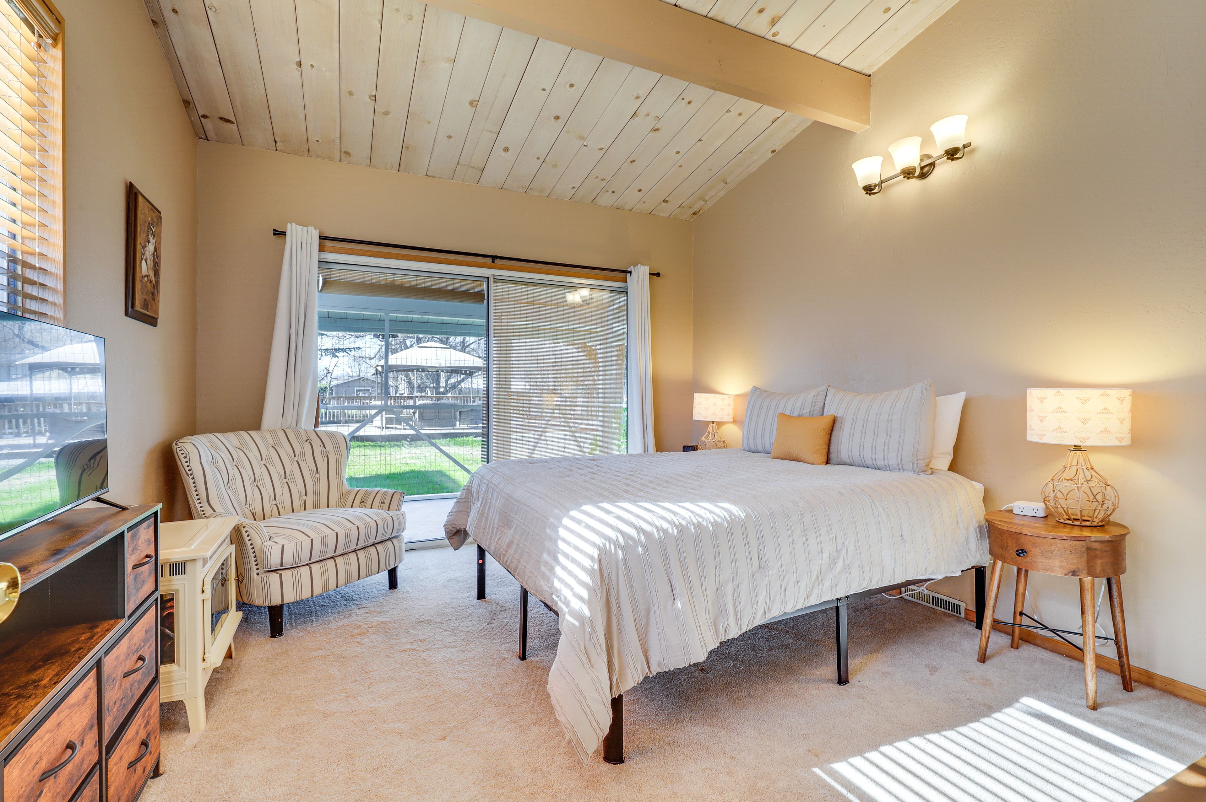 Bedroom 1 | Queen Bed | Smart TV | Electric Fireplace