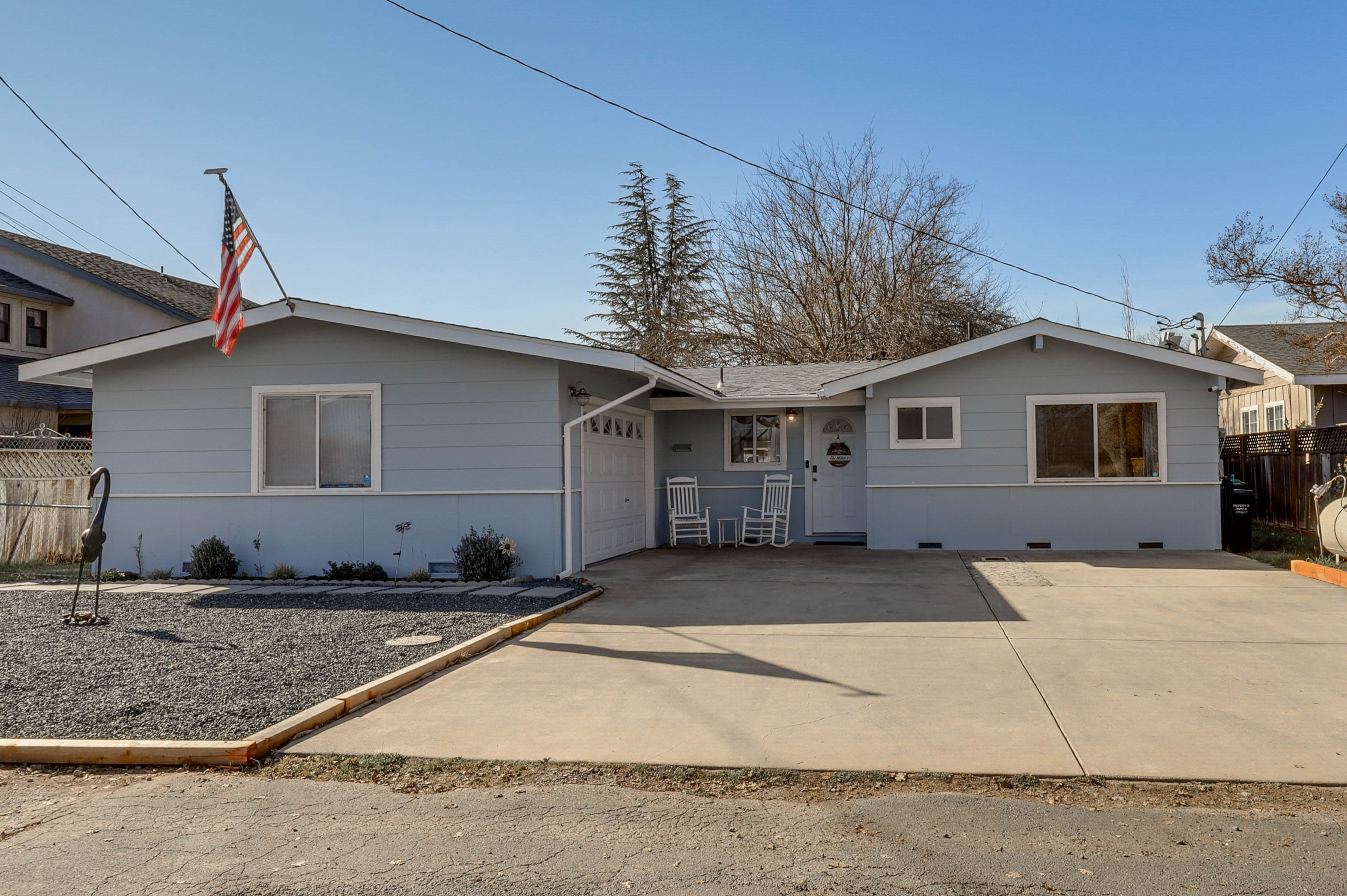 Parking | Driveway (4 Vehicles) | Street Parking