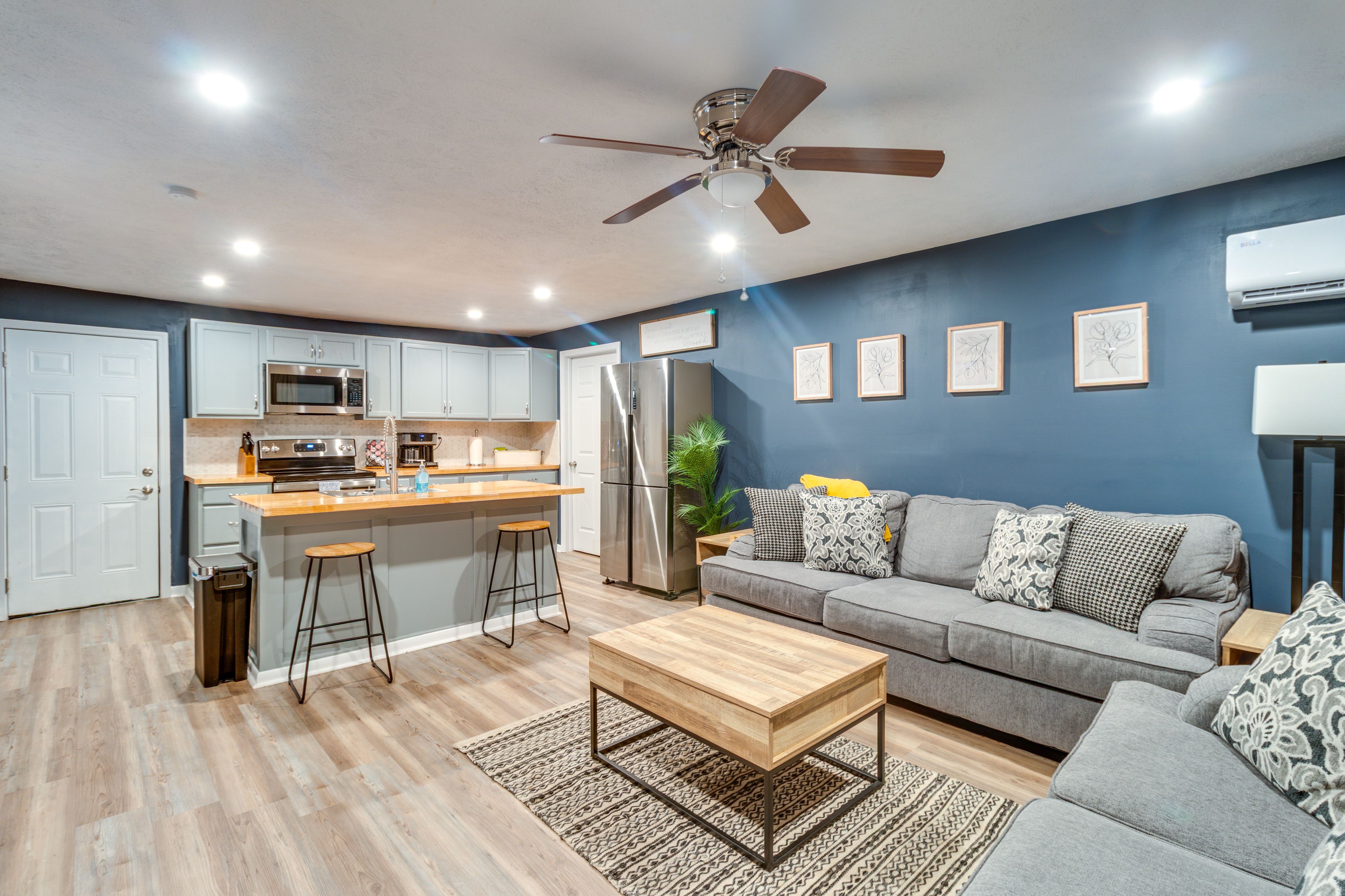 Living Room | Free WiFi | Smart TV | Central A/C