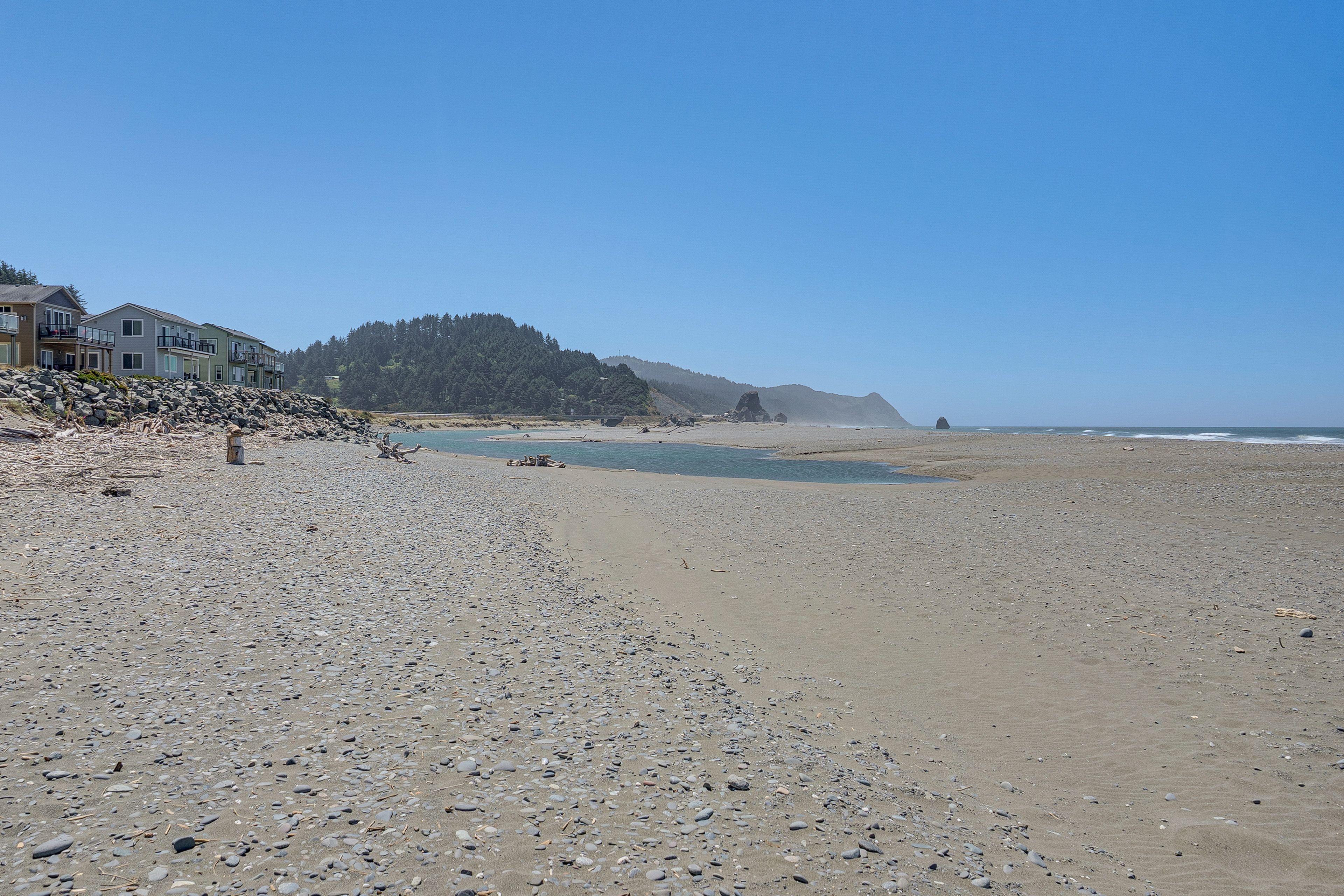 On-Site Beach Access | 4 Mi to Cape Sebastian State Scenic Corridor