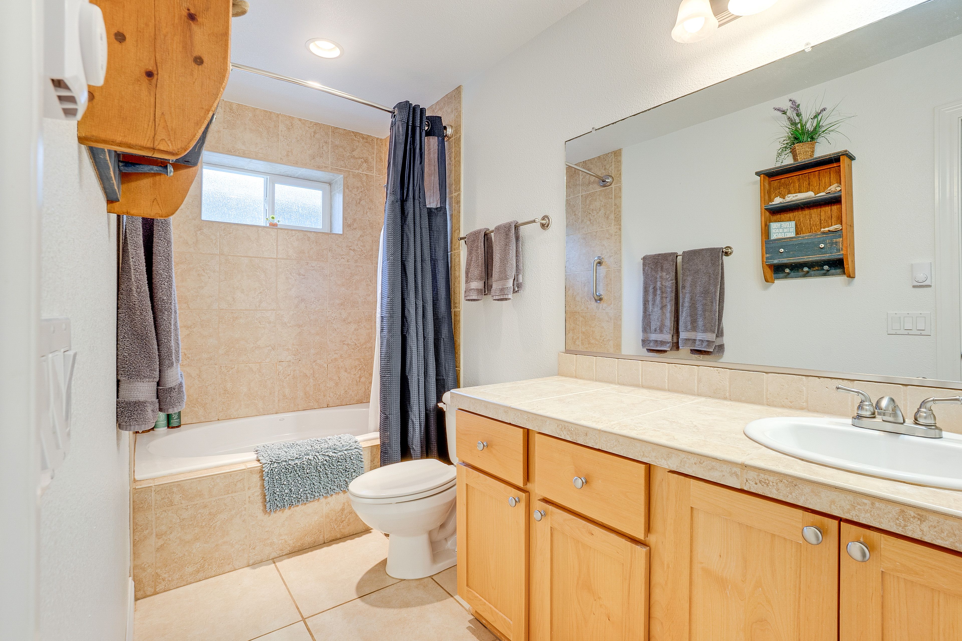 En-Suite Bathroom | 2nd Floor | Towels Provided
