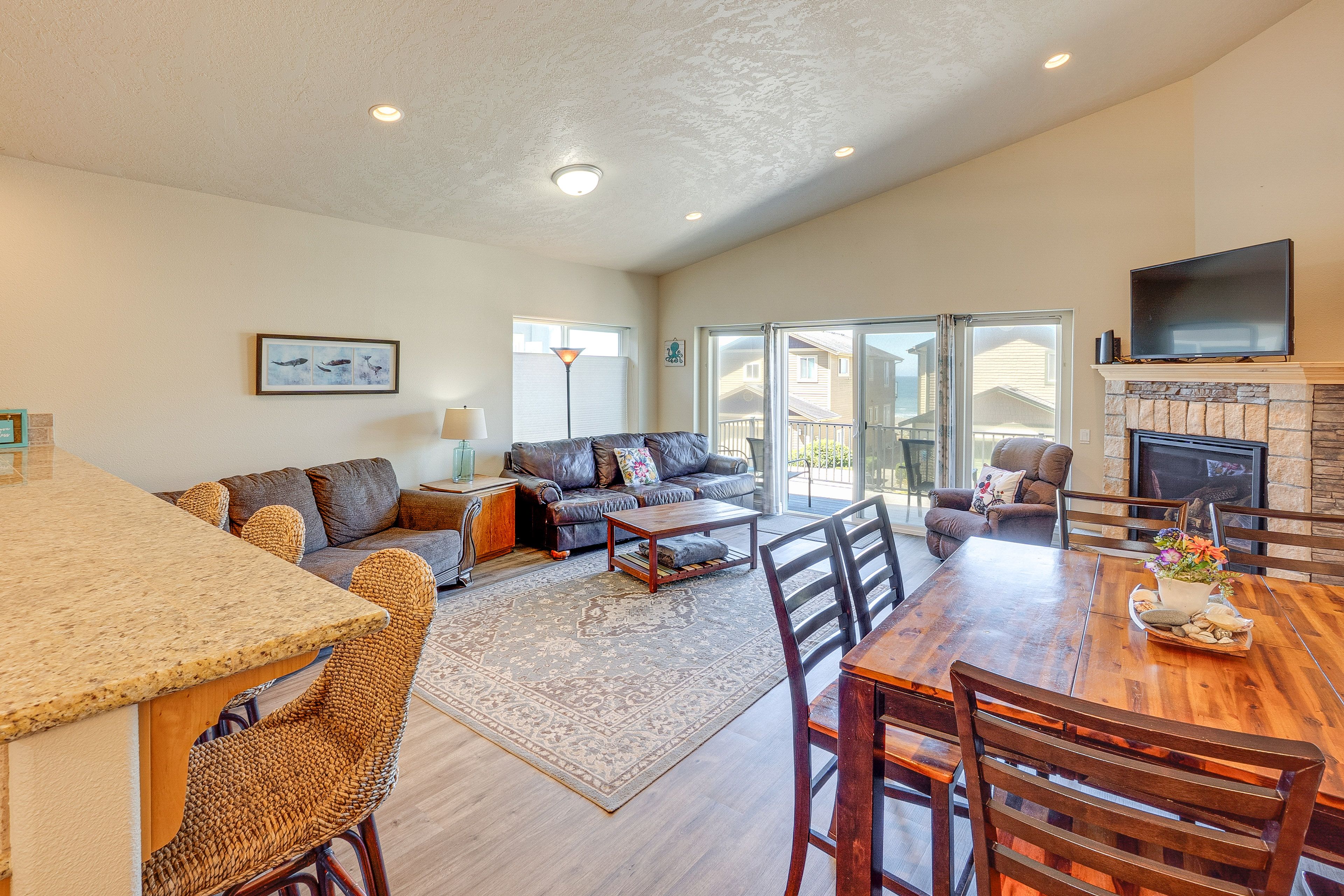 Gold Beach Vacation Rental | 3BR | 2.5BA | 1,605 Sq Ft | Stairs Required