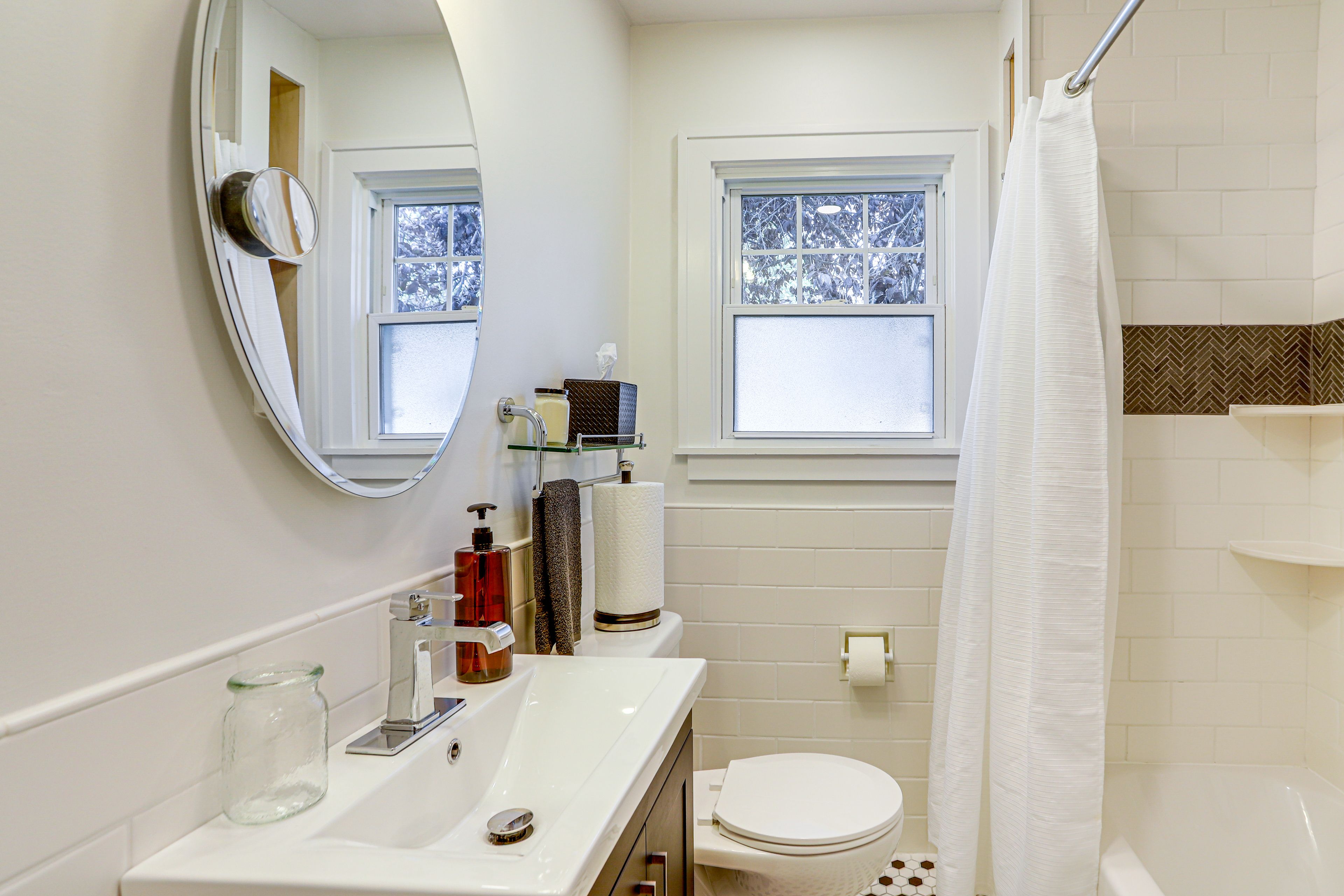 Full Bathroom | Towels Provided