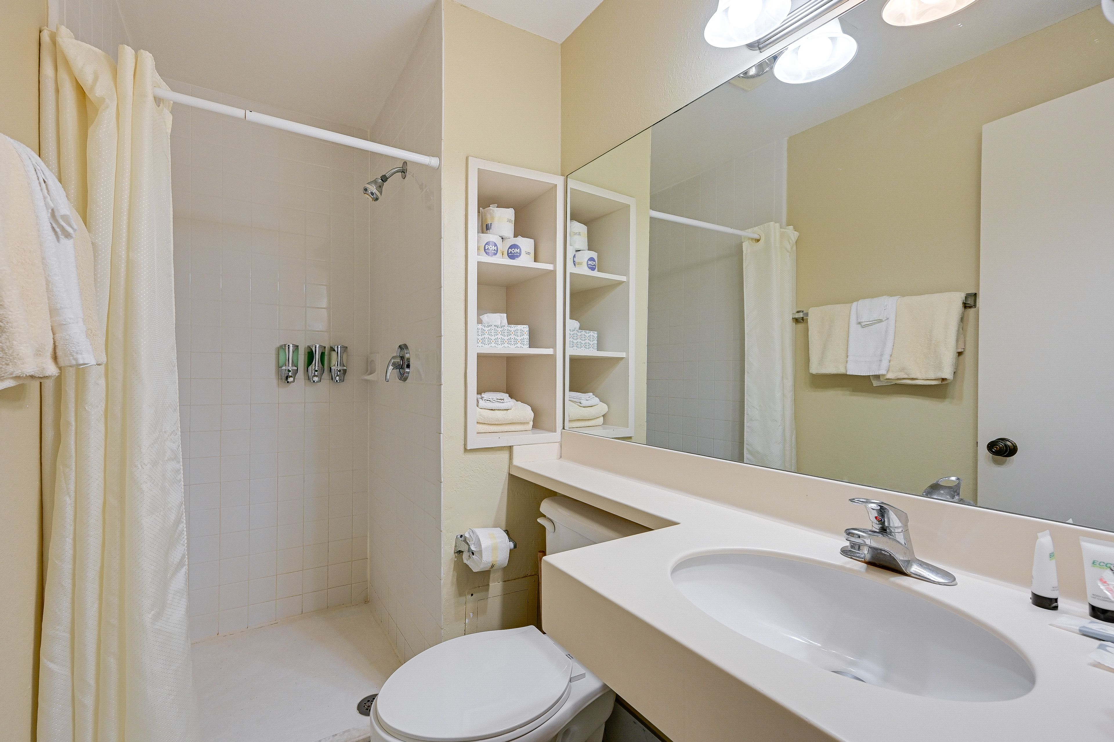 Full Bathroom | Towels Provided