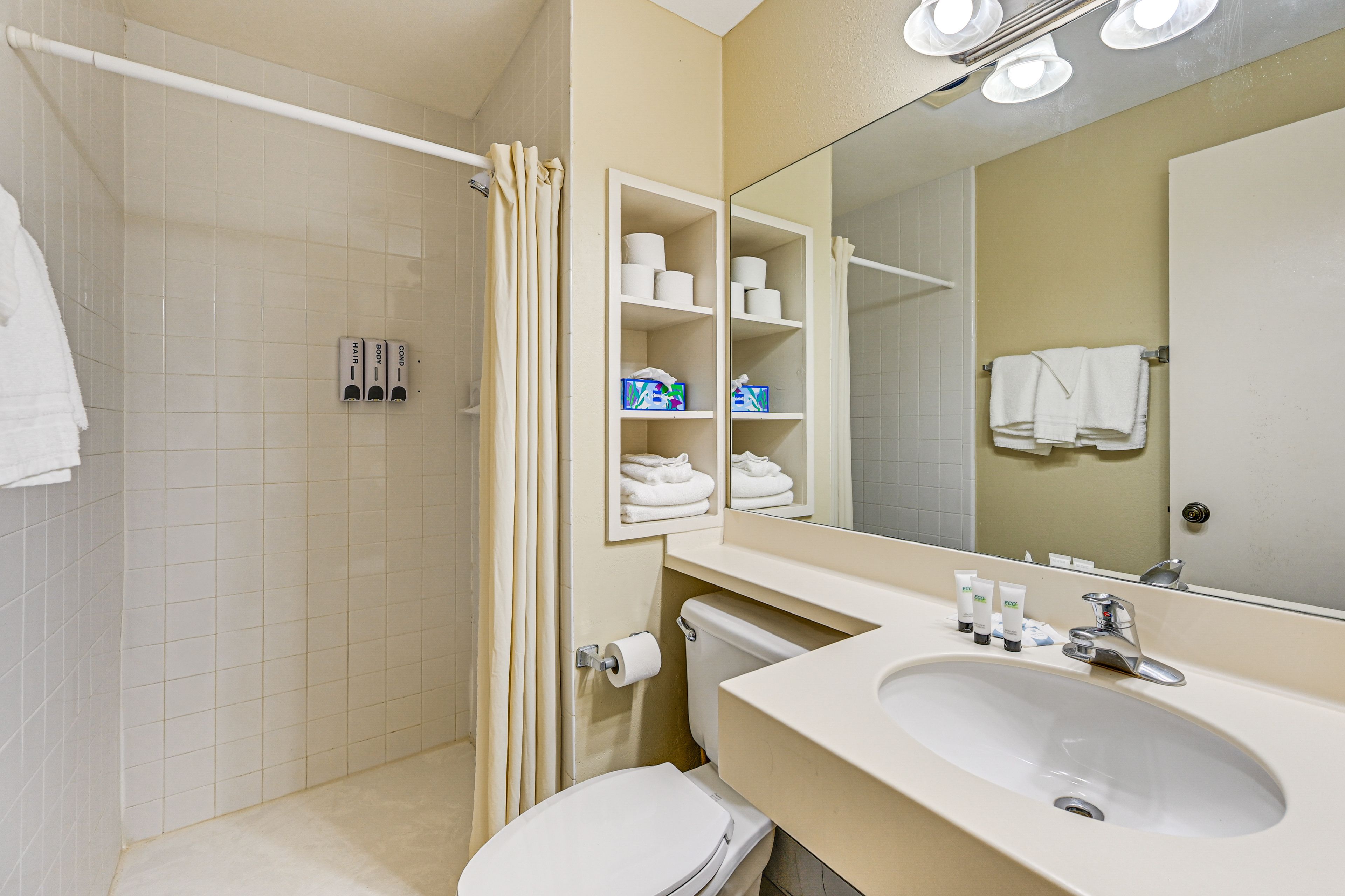 Full Bathroom | Towels Provided