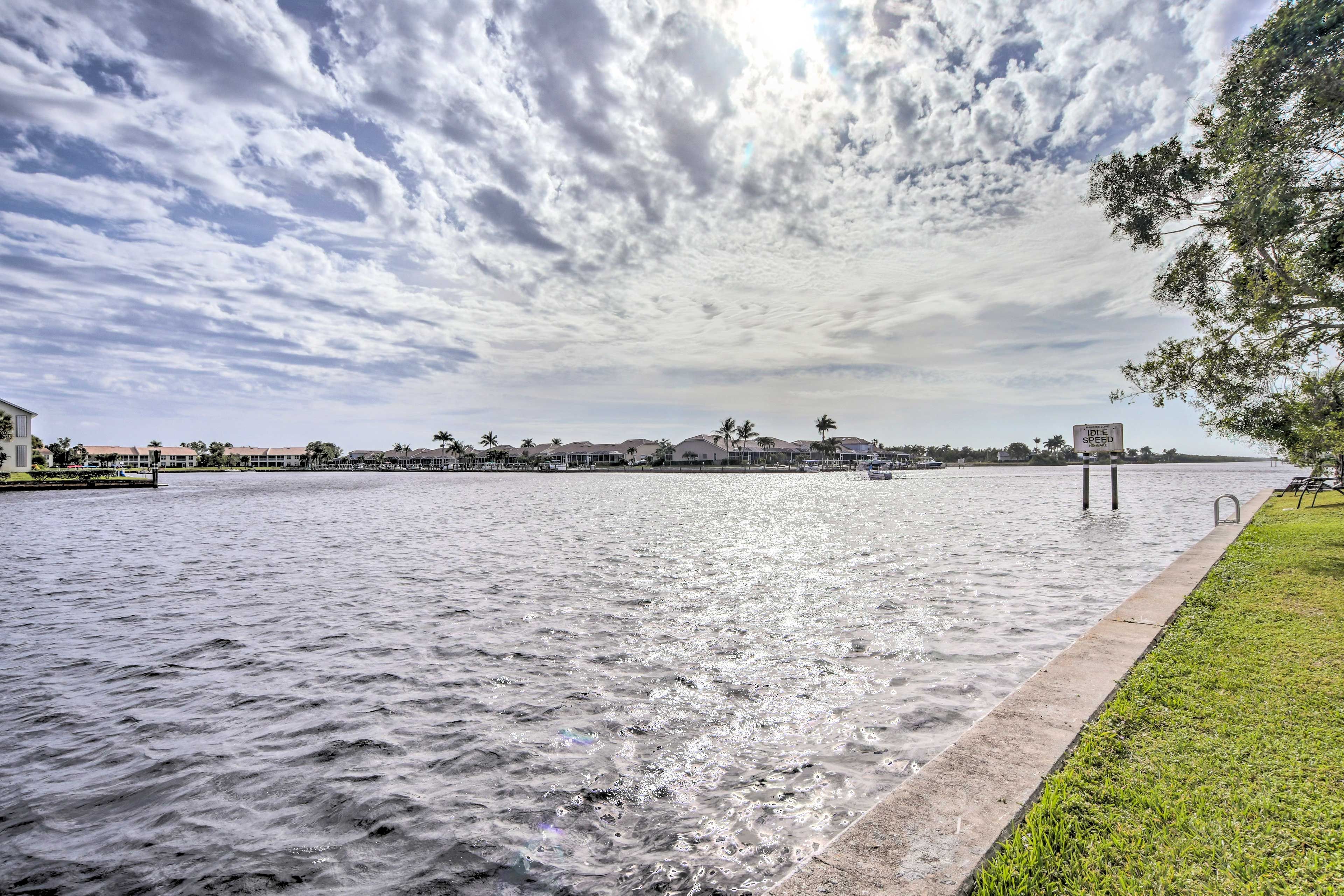 Marina w/ Rentable Docks (Paid On-Site)