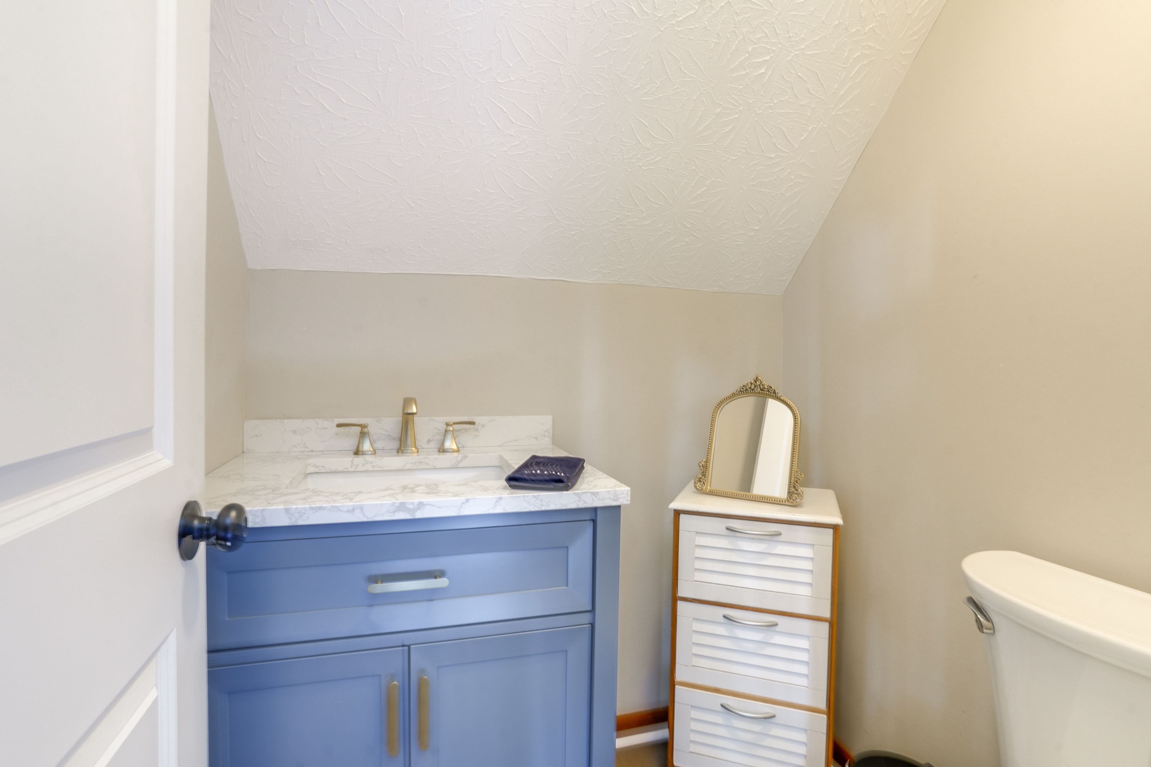 Half Bathroom | 2nd Floor