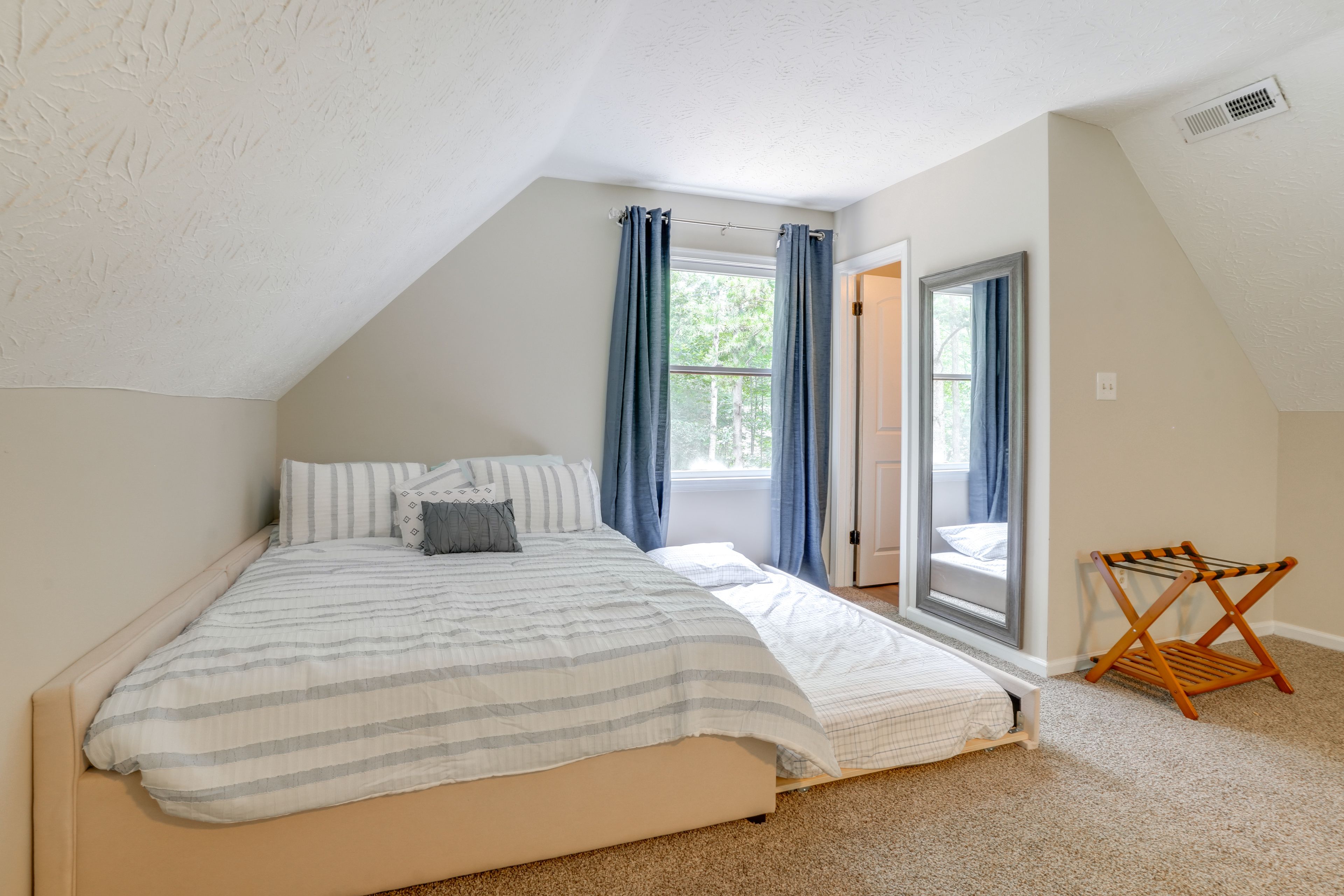Loft | Queen Bed w/ Twin Trundle | 2nd Floor